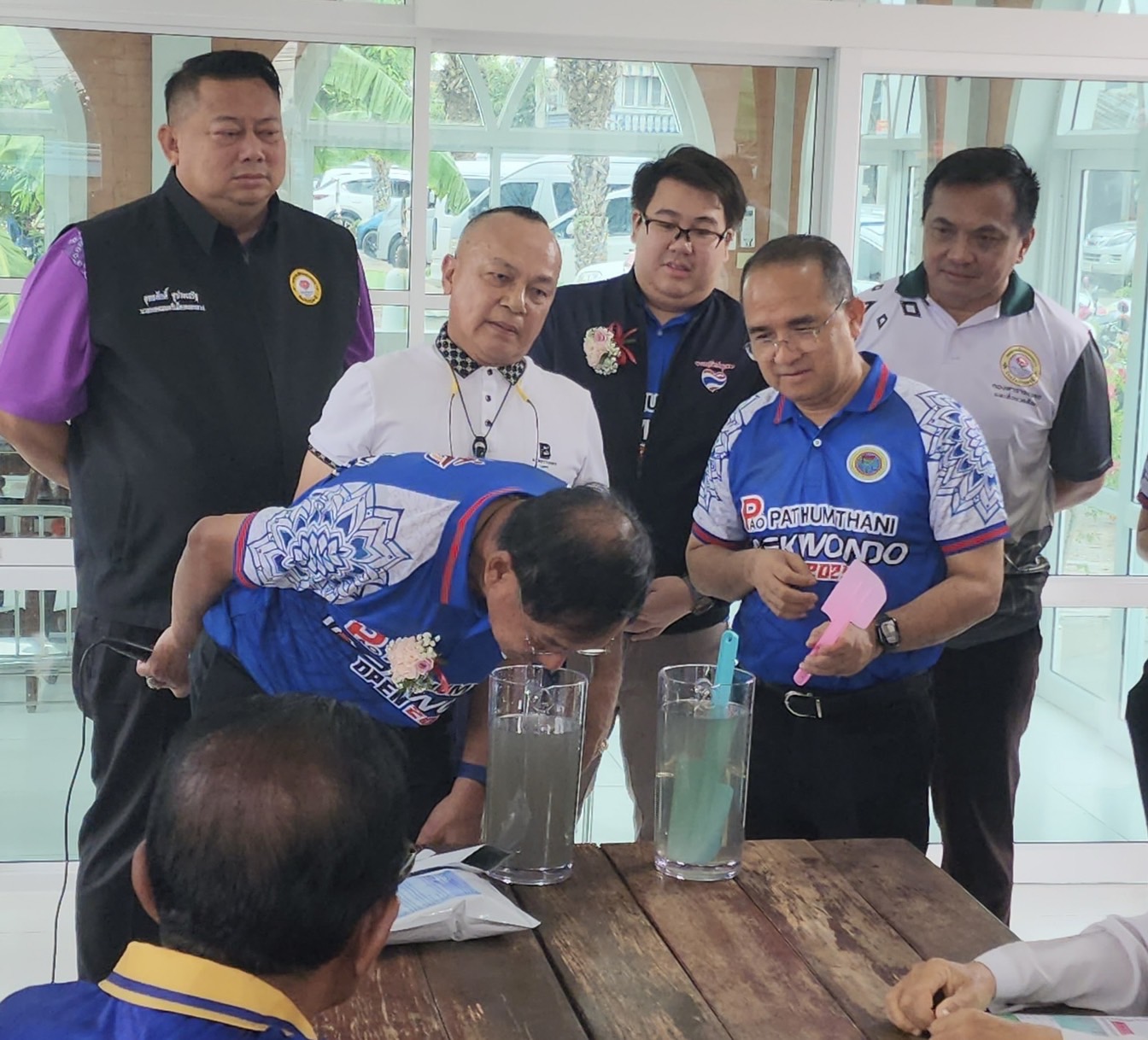 ผวจ.ปทุมธานี ร่วม นายกแจ๊ส ทดลองสารปรับสภาพน้ำ คลอง 1 หน้ามัสยิดแก้วนิมิตร ผลทดสอบกลิ่นน้ำเน่าเบาบางลงทันที่ส่งผลดีกับชุมชน