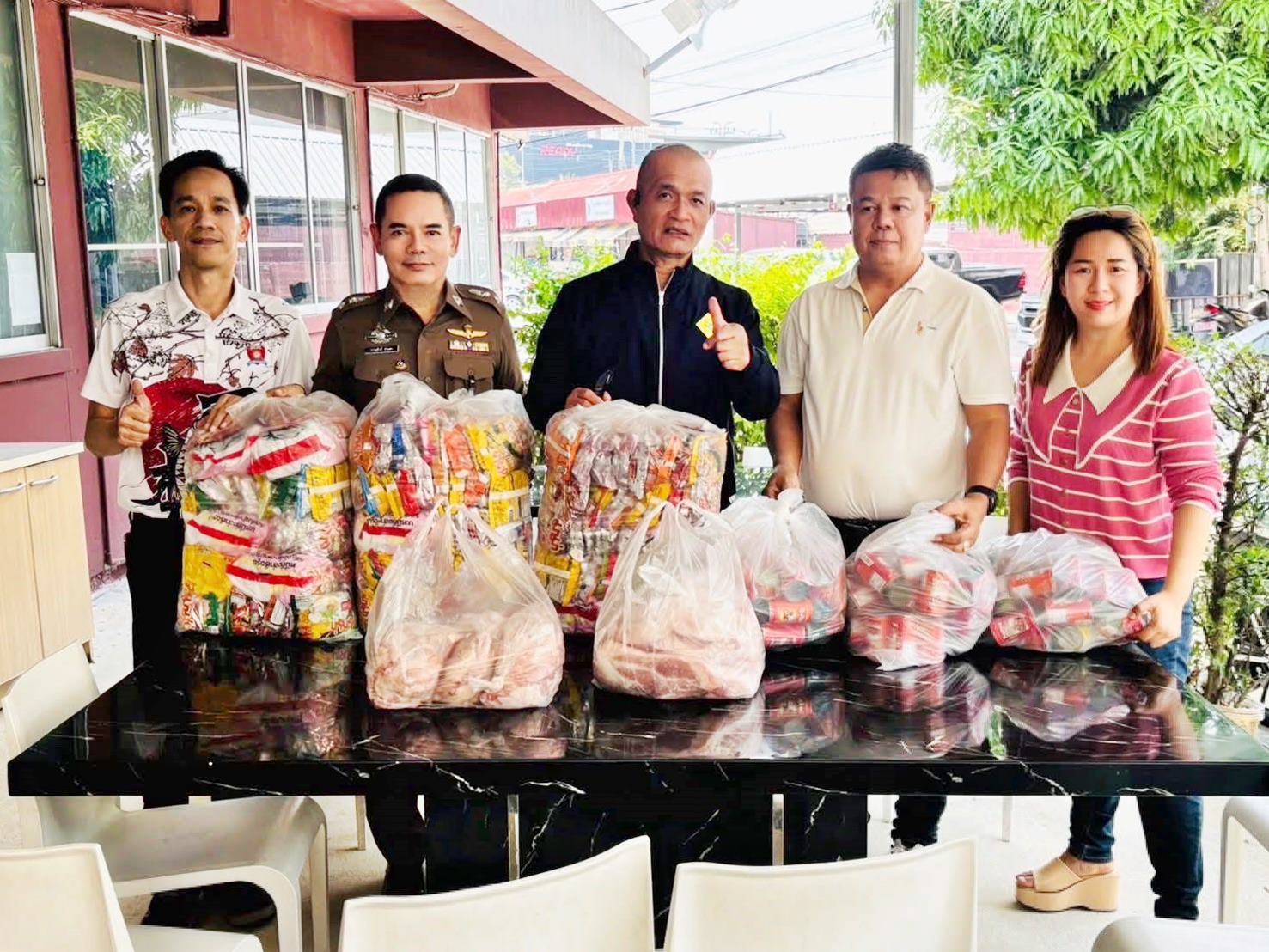 พ.ต.อ.อดิเรก ทองแกมแก้ว ผกก.สภ.ปากเกร็ด ปลื้ม น้ำใจหลั่งไหลสู่ โครงการอาหารกลางวันฯ ครัวปากเกร็ดแซ่บเว่อร์ อิ่มท้อง อิ่มใจ เพราะกองทัพต้องเดินด้วยท้อง