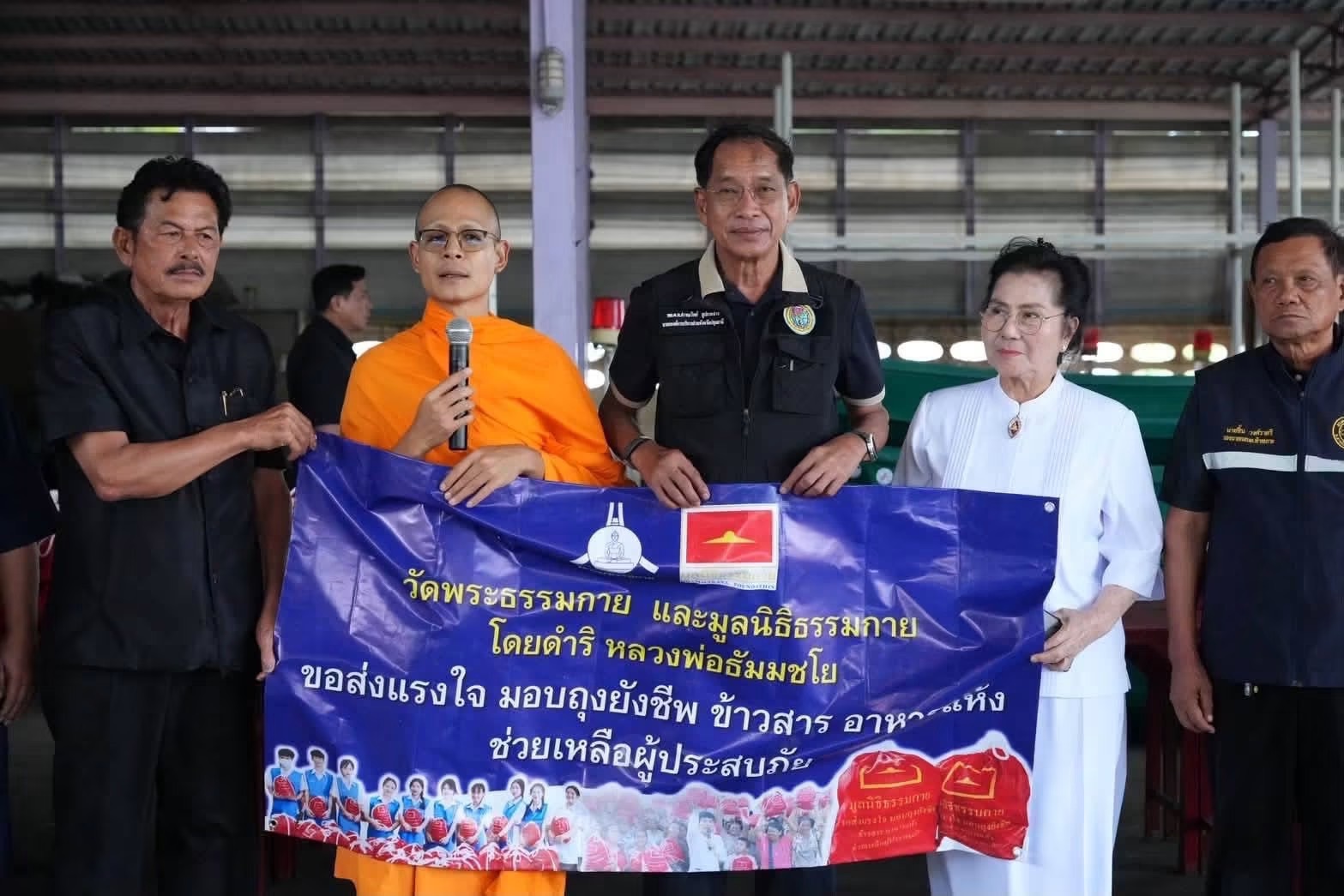 ปทุมธานี วัดพระธรรมกายร่วมกับ อบจ.ปทุมธานี มอบถุงยังชีพ 500 ชุด ช่วยชาวท้ายเกาะประสบภัยน้ำท่วมริมเจ้าพระยา