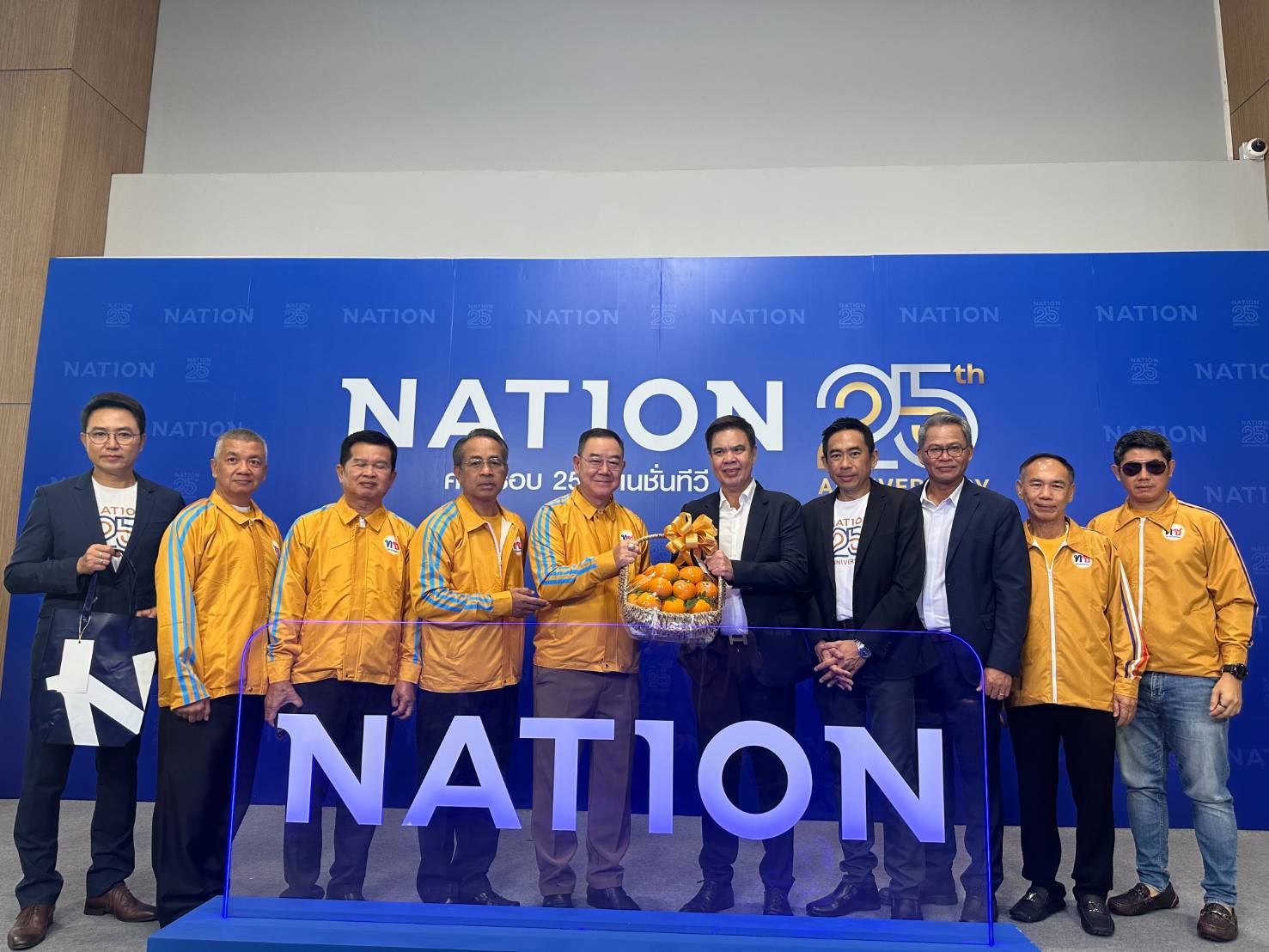 จักรพงศ์ ชื่นดวง หัวหน้าพรรคไทยชนะ พร้อมคณะกรรมการบริหารพรรคไทยชนะ ร่วมงานครบรอบ 25 ปี NATION TV โดยมีข้าราชการ นักการเมืองมาร่วมอวยพรกันอย่างมากมาย