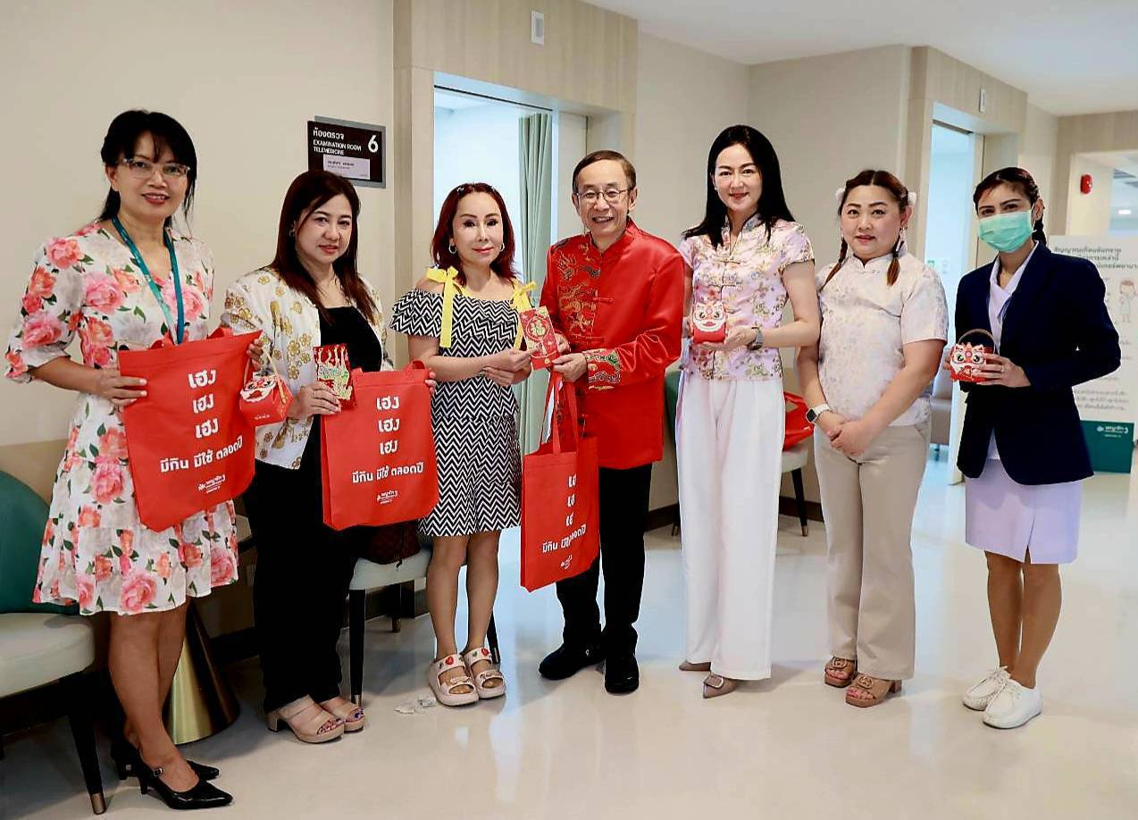 โรงพยาบาลพญาไท 3 ต้อนรับเทศกาลตรุษจีนปีม้าทอง 2569 มอบอั่งเปาสุขภาพ พร้อมแจกส้มมงคลให้แก่ผู้รับบริการ