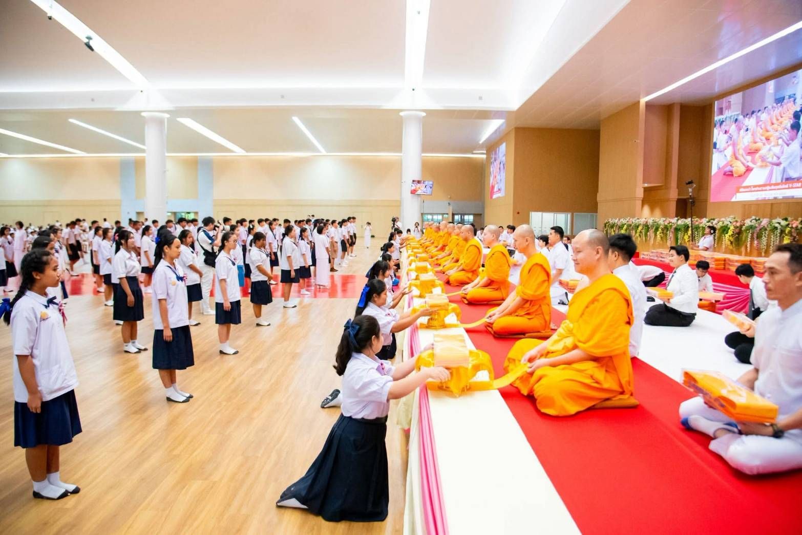 ปทุมธานี รวมพลังเด็กดี V-Star 3,000 คน รับผ้าไตร เตรียมลุยกฐิน 355 วัดทั่วไทย