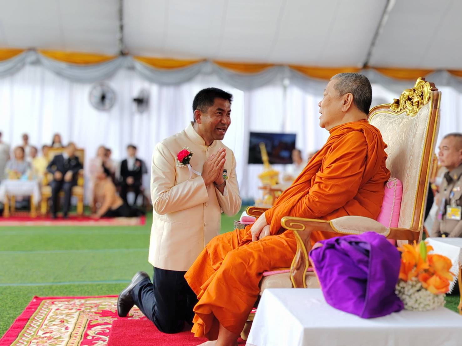 พล.ต.อ.สุรเชษฐ์ หักพาล (บิ๊กโจ๊ก) นายกสมาคมชาวปักษ์ใต้ ในพระบรมราชูปถัมภ์ ร่วมพิธี“เทริดโนรา” ขนาดใหญ่ที่สุดในโลก ขึ้นประดิษฐาน ณ จุดสูงสุดของอาคารสมาคมฯ