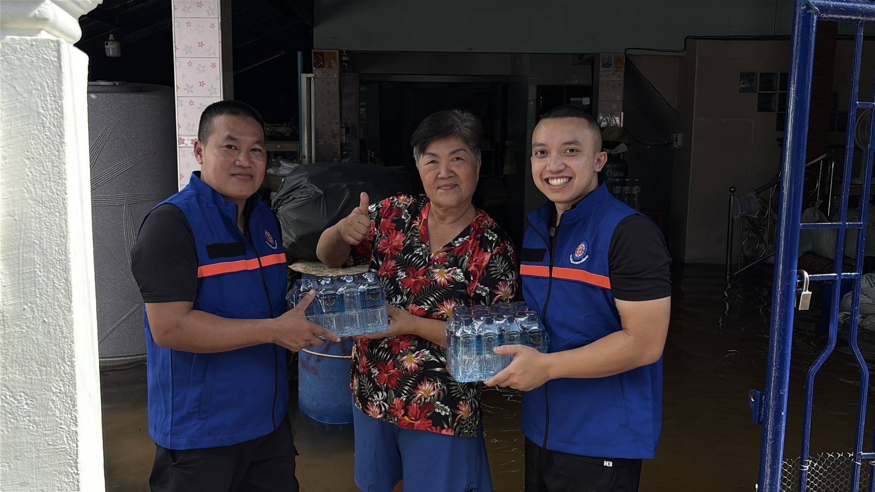ปทุมธานี ทหารพัฒนา ไม่ทิ้งกัน ลงพื้นที่ซอยจามรเดชเจริญช่วยผู้ประสบภัยน้ำท่วมพร้อมแจกน้ำดื่มบรรเทาทุกข์