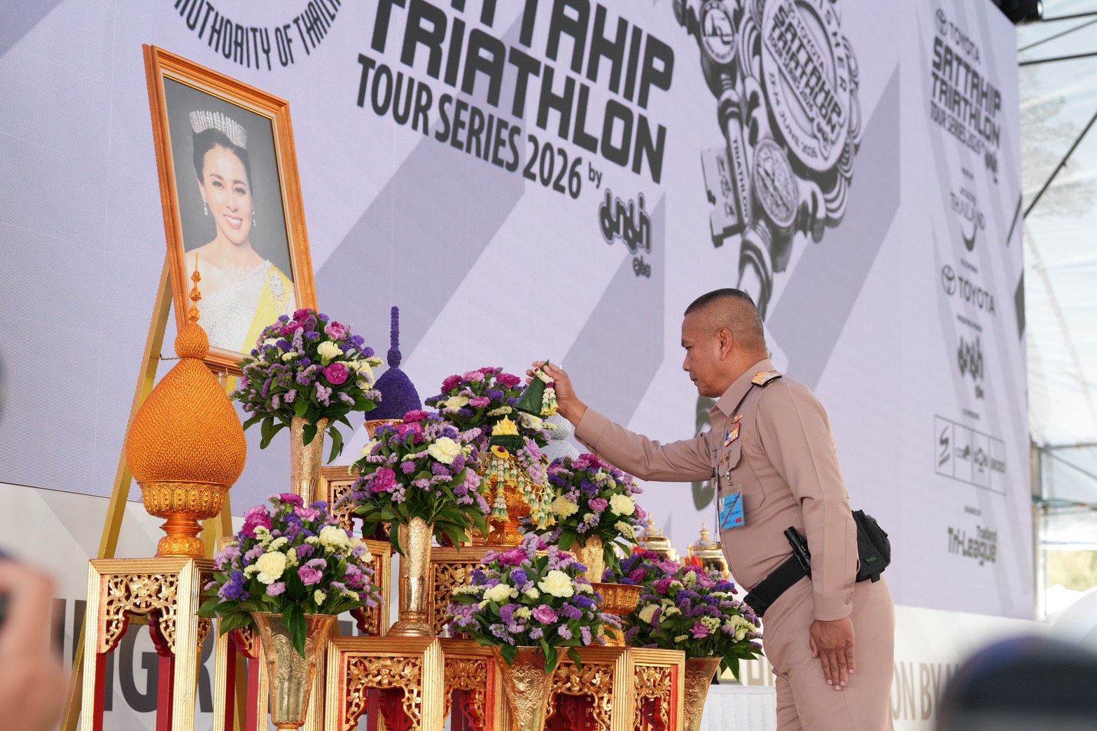 ผบ.ทร./ ผู้แทนพระองค์มอบถ้วยรางวัลและปล่อยตัวการแข่งขัน AMAZING RACE FESTIVAL SATTAHIP TRIATHLON 2026