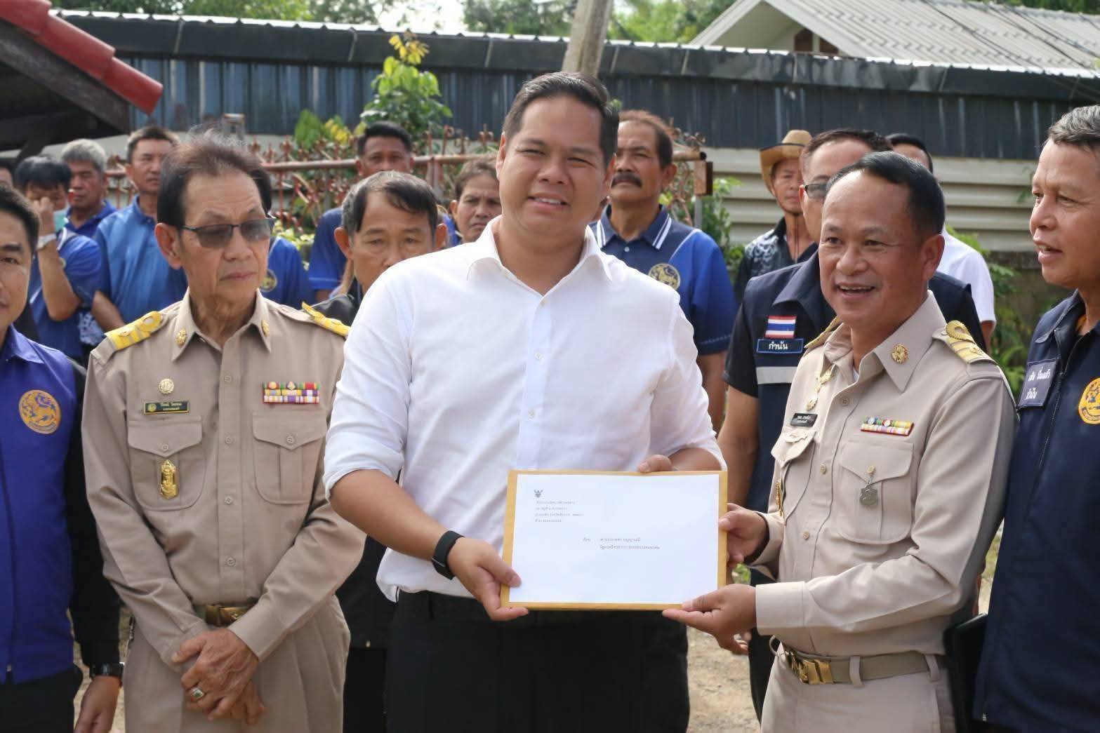 รองผู้ว่าฯเชียงราย นอภ.เทิง นายก ทต.หงาว ร่วมต้อนรับ รมช.คมนาคม ลงพื้นที่กรวดน้ำท่วม ด้านนายก ทต.หงาว ไม่รอช้าเร่งยื่นหนังสือขอติดตั้งไฟจราจรลดสติถิอุบัติเหตุในพื้นที่