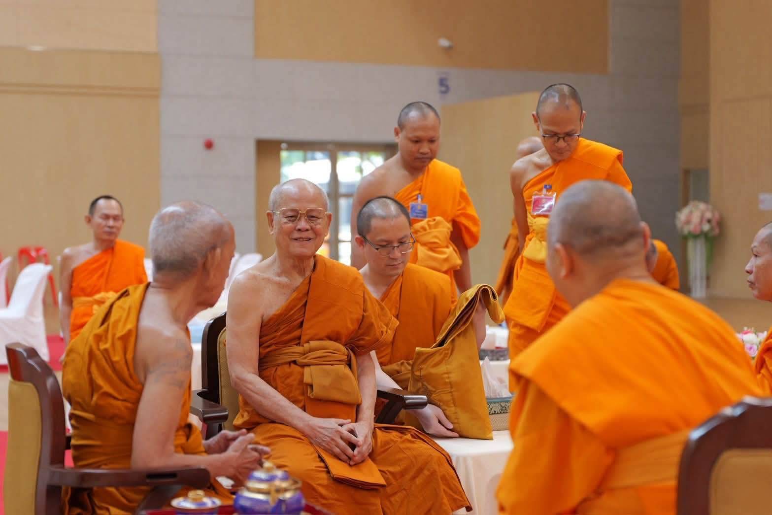 ปทุมธานี วัดพระธรรมกายจัดสอบนักธรรมตรี 348 รูป พระเถระผู้ใหญ่ตรวจเยี่ยมให้กำลังใจ