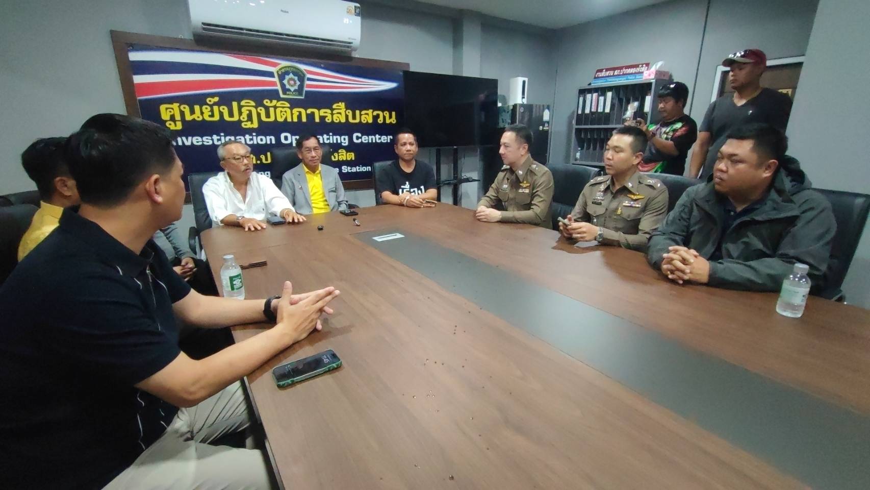 นายกแจ๊ส ร่วม ทนายรณรงค์ ให้กำลัง13 ตร.ช่วยเหลือทางคดีที่เจ้าของหอแจ้งความกลับงานทำบุญงานสืบสวน
