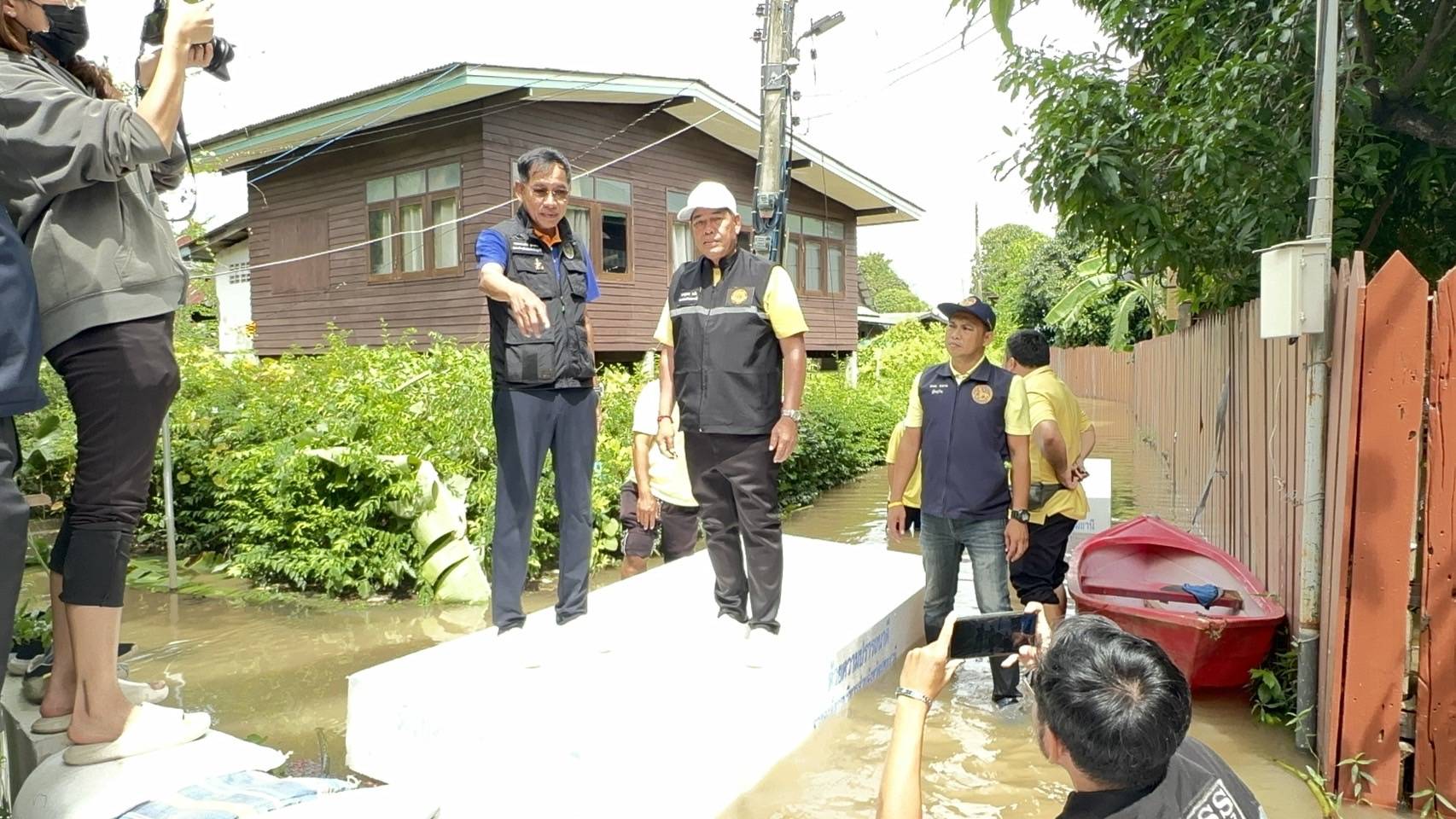 บิ๊กแจ็ส ขอเรือทุกชนิดวิ่งผ่านปทุมกรุณาเบาเครื่อง บ้านริมแม่น้ำเดือดร้อนหนัก ขอเจ้าท่าดำเนินคดีเด็ดขาด เดินหน้ารับมือ น้ำเหนือและน้ำทะเลหนุน