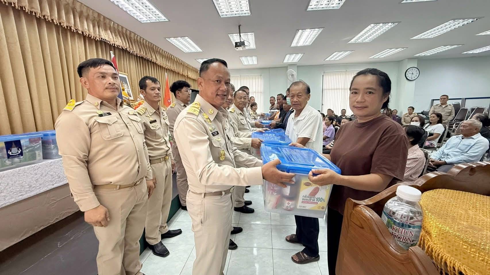 ว่าที่ พ.ต.ต.วรเมธ ธรรมจันตา นายก ทต.หงาว เป็นประธานในพิธี มอบสิ่งของพระราชทานเพื่อช่วยเหลือผู้ประสบอุทกภัยในพื้นที่ตำบลหงาว