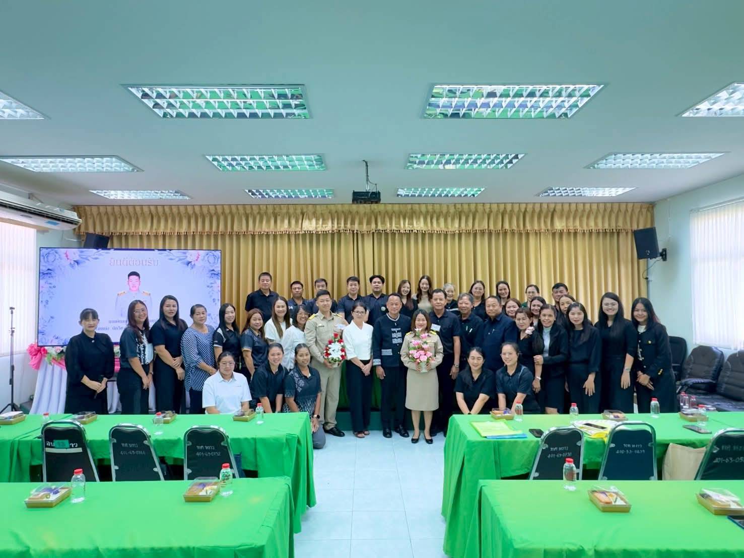 นายก ทต.หงาว นำคณะฯแสดงความยินดีเจ้าหน้าที่ใหม่ เน้นย้ำการอุทิศตนเพื่อประโยชน์สุขของพี่น้องประชาชน