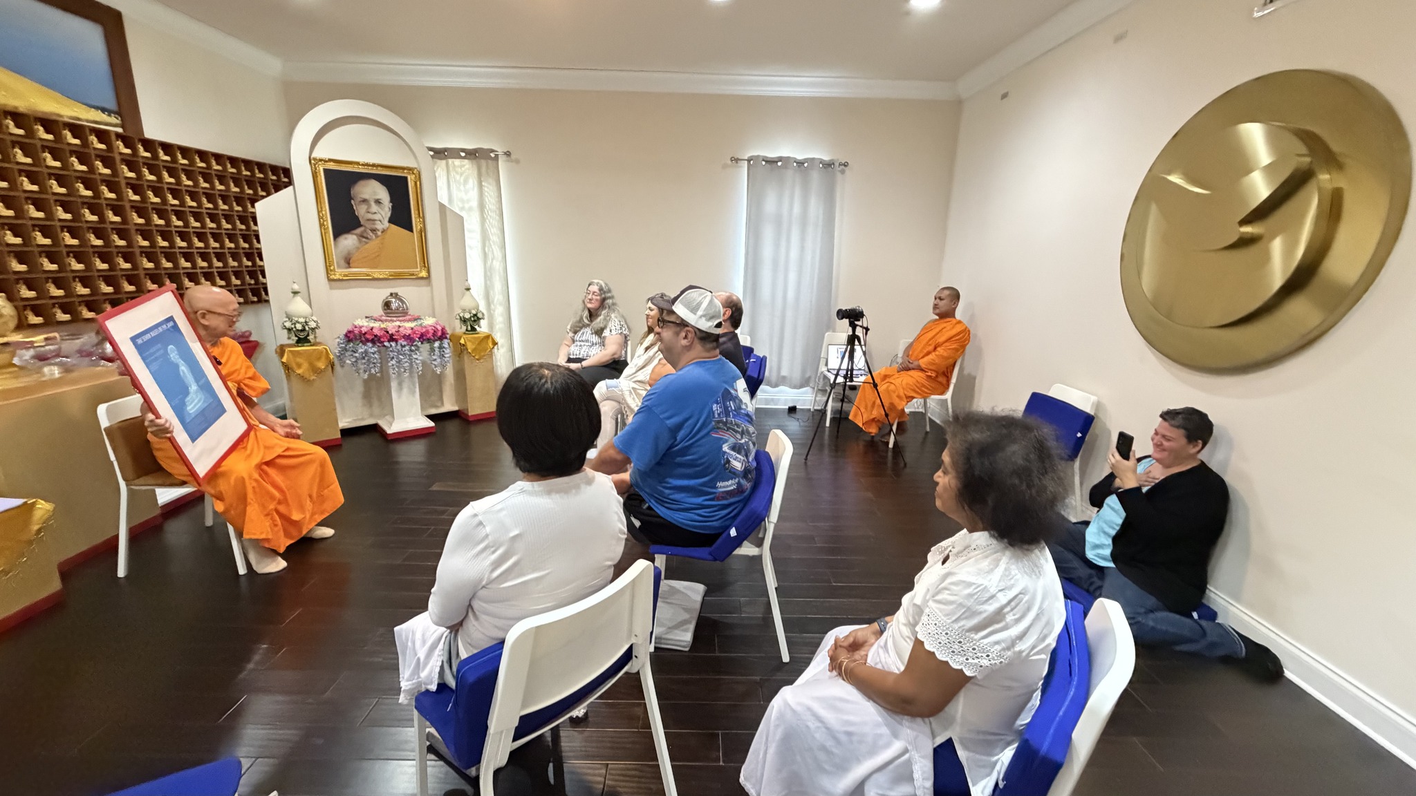 ปทุมธานี วัดพระธรรมกายปาล์มบีช จัดกิจกรรมฝึกสมาธิชาวต่างชาติค้นหาความสุขจากความสงบ