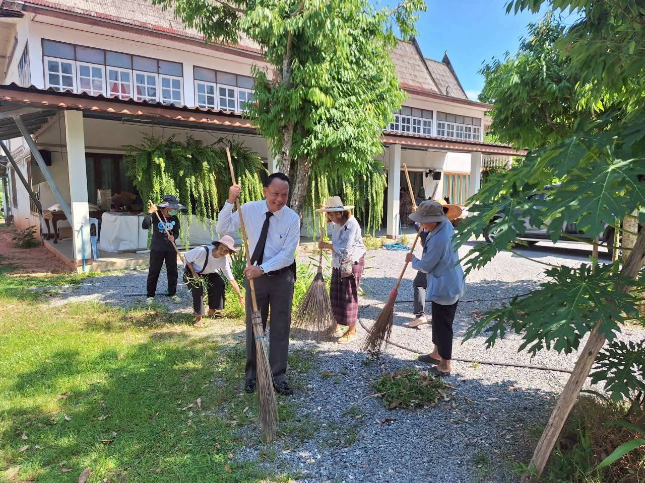 นายก ทต.หงาว รวมพลังสร้างสัปปายะสู่วัดด้วยวิถี 5ส เนื่องในวันวันเฉลิมพระชนมพรรษาพระบรมราชินี