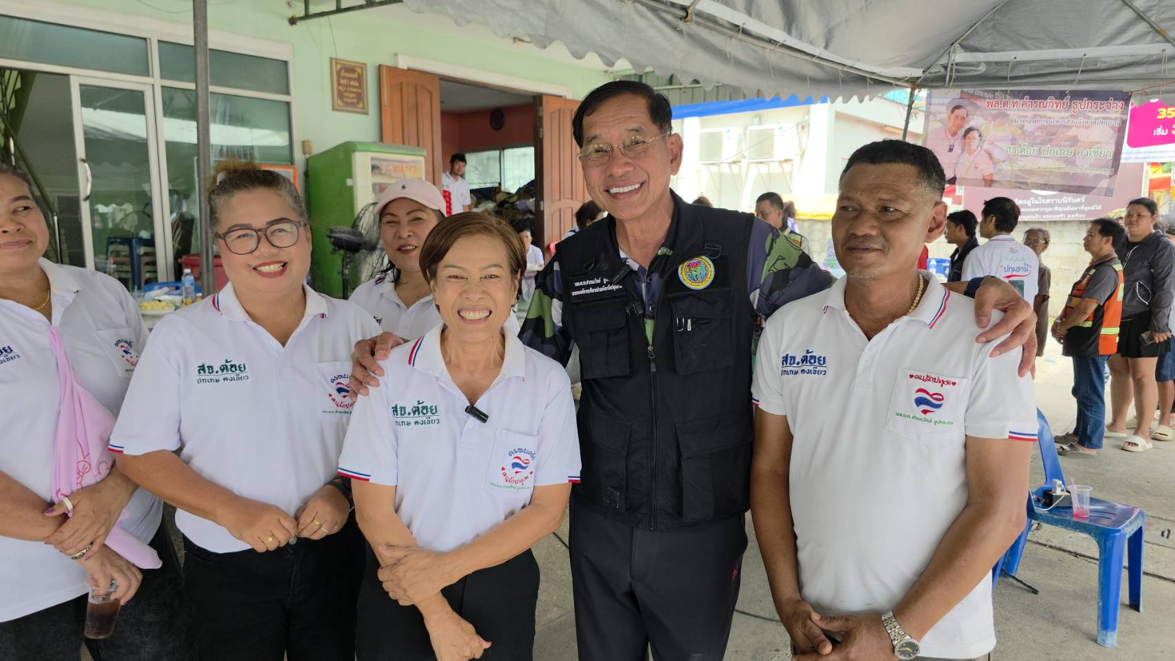 สจ.ต้อย ปทุมฯ จับมือ นายกแจ๊ส เปิดโรงทานถวายเป็นพระราชกุศล 13 ตุลาน้อมรำลึกในหลวงรัชกาลที่ 9 ช่วยผู้ประสบภัยน้ำท่วมลำลูกกา