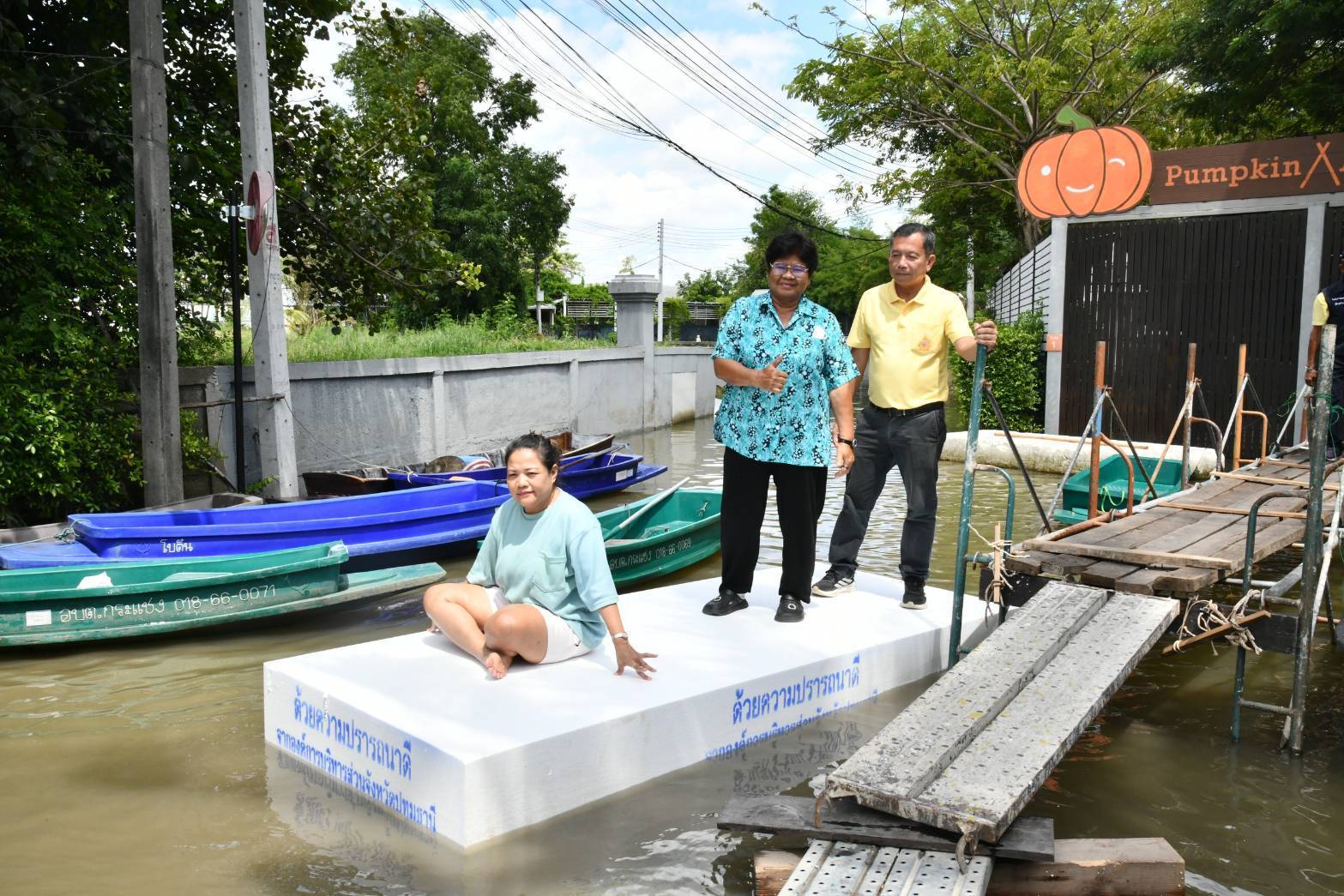 นายกแจ๊ส ลงพื้นที่เยี่ยมประชาชนพร้อมแจกแพโฟม ชาวบ้านรอถามน้ำท่วมมา 2 เดือนบางกะดีไม่ประกาศเป็นเขตภัยพิบัติ