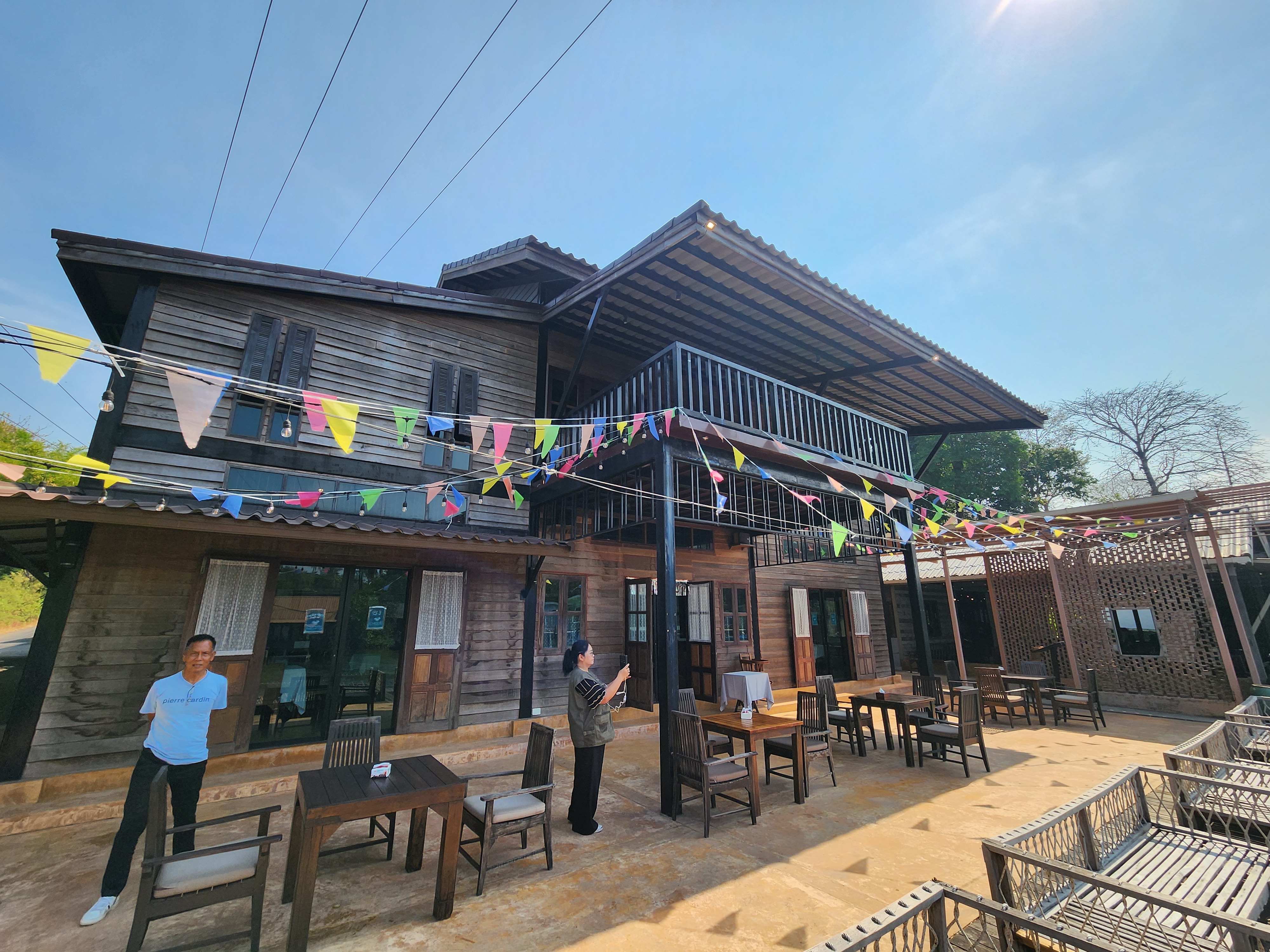 ร้านอาหารริมน้ำ