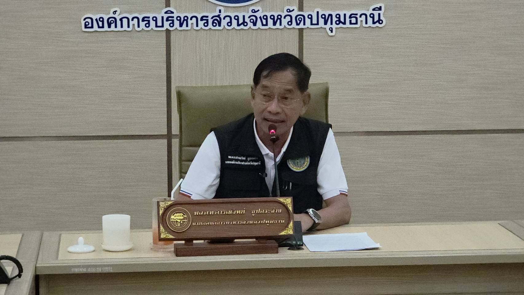 ปทุมธานี สั่งย้ายด่วน ผอ.โรงเรียนดังเข้าเขตฯ ย้ำตรวจสอบ โปร่งใส-ยุติธรรม หลังครู 30 คนร้อง นายก อบจ.ปทุมธานี