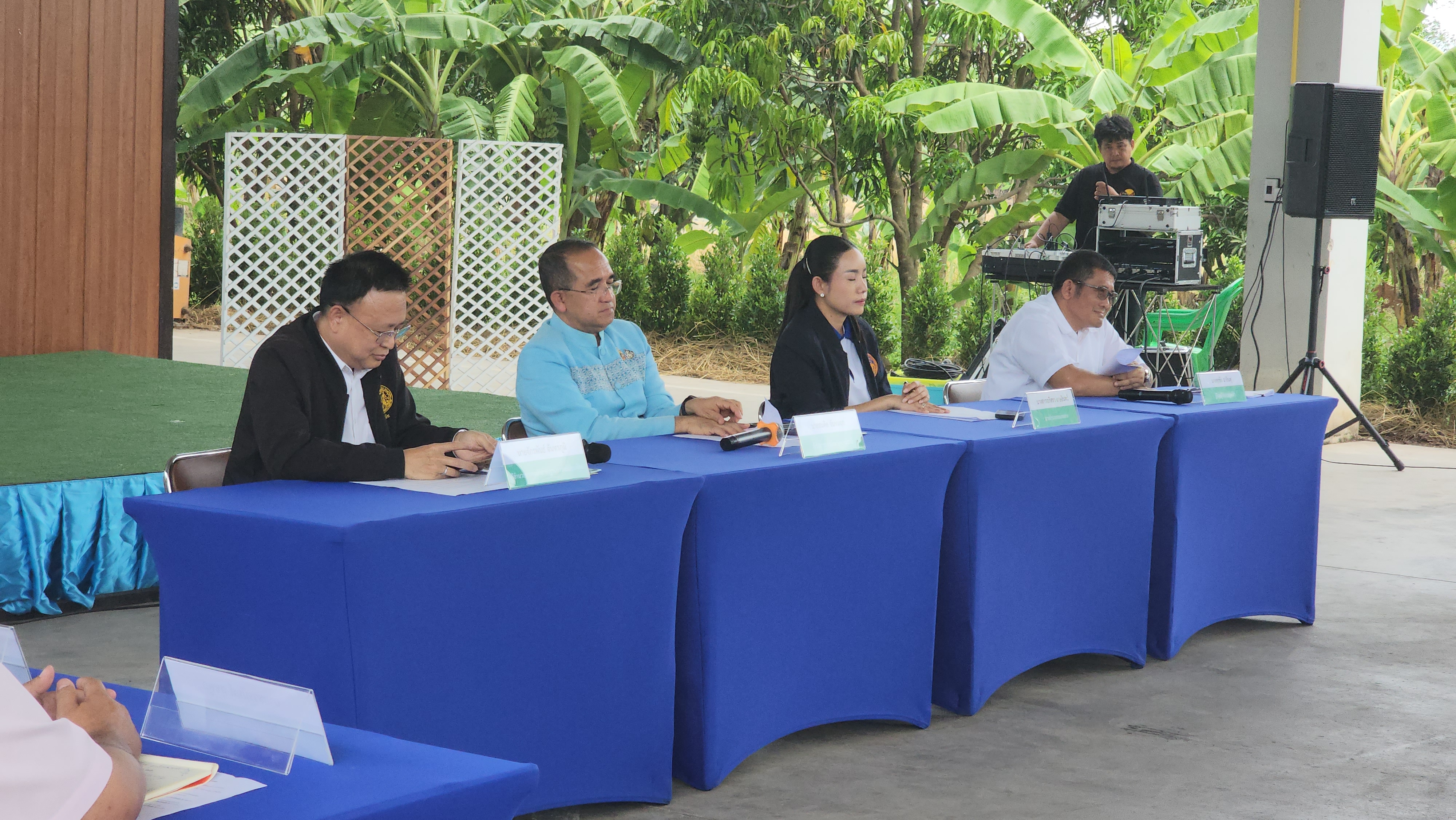 ปทุมธานี ผวจ.เปิดประชุมรับฟังข้อคิดเห็นจาก ประชาชนที่เสียผลประโยชน์ในที่ดินธรณีสงฆ์ สนามกอล์ฟ อัลไพน์