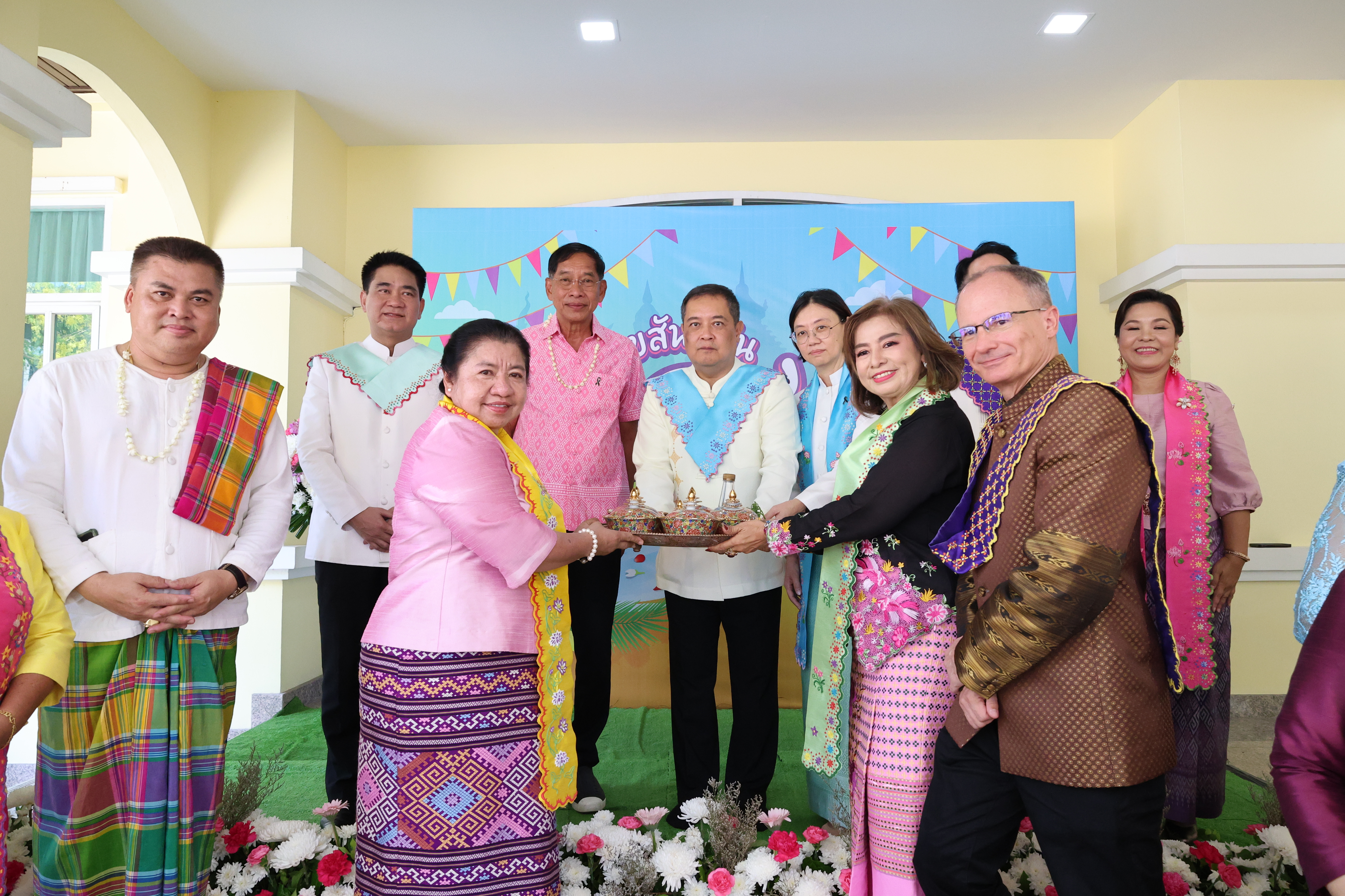 ปทุมธานี สืบสานวิถีรามัญ จัดขบวนแห่สุดยิ่งใหญ่ ส่งข้าวแช่พ่อเมือง รับสงกรานต์ปี 2569