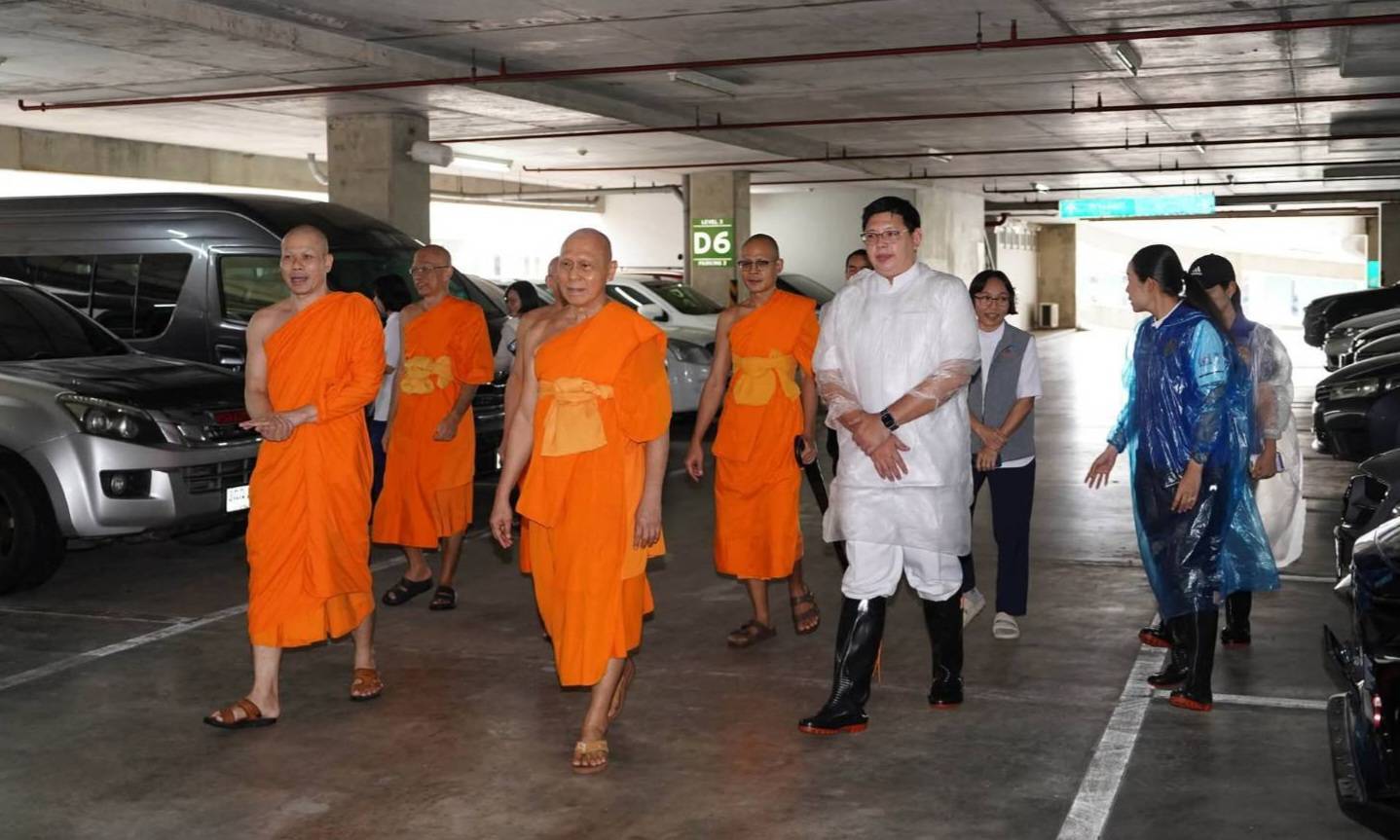 ปทุมธานี รถหนีน้ำทะลุ 6,000 คัน วัดพระธรรมกายเปิดอาคารจอดรถช่วยน้ำท่วม