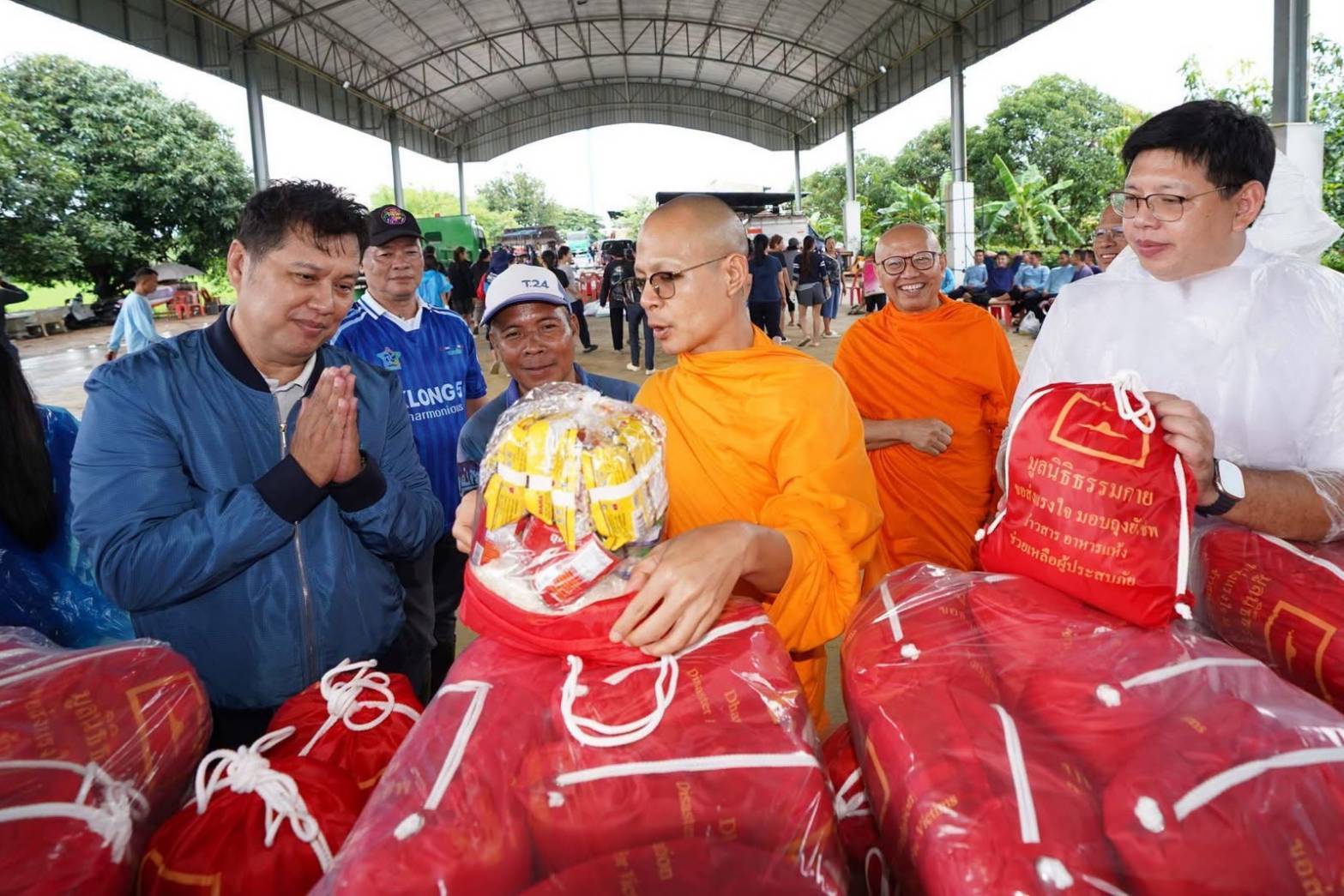 ปทุมธานี วัดพระธรรมกายส่งถุงยังชีพ 4,100 ชุด ช่วยผู้ประสบภัยน้ำท่วมกลุ่มเปราะบางใน 5 จังหวัด