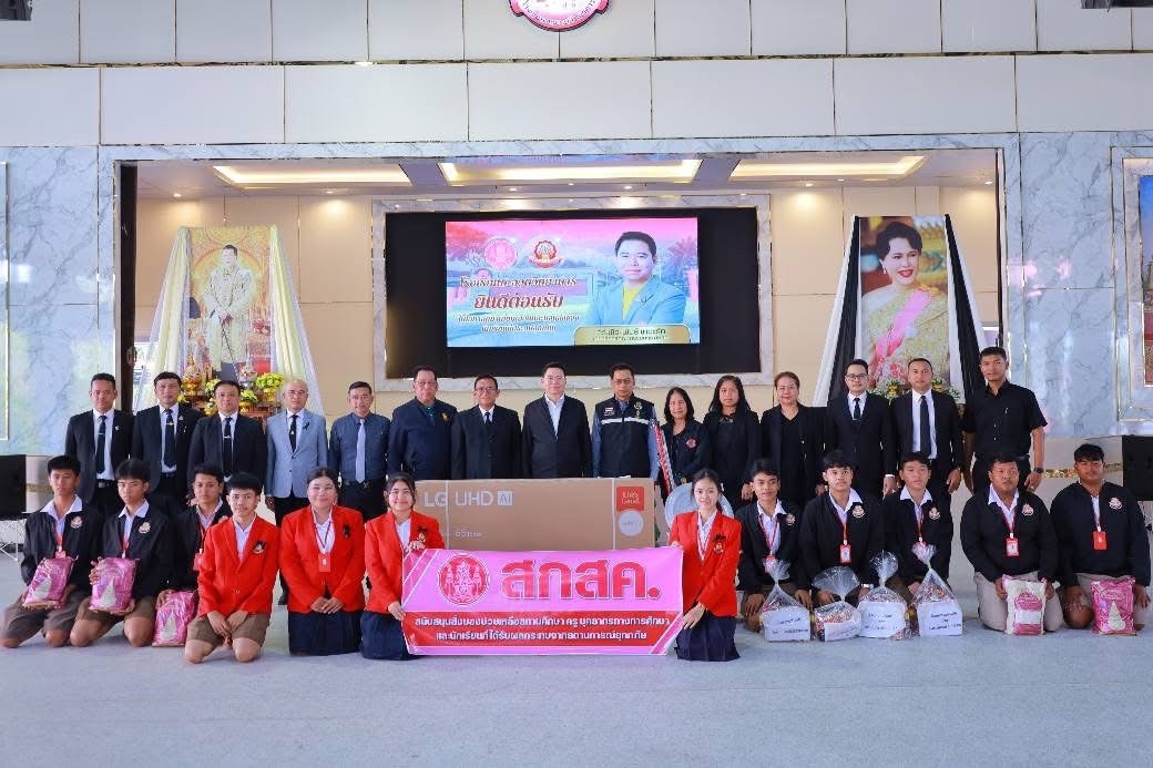 เลขา สกสค. ลงพื้นที่ชะอวด มอบเงิน กำลังใจ และสิ่งของเพื่อฟื้นฟู 2 สถานศึกษา หลังน้ำลด