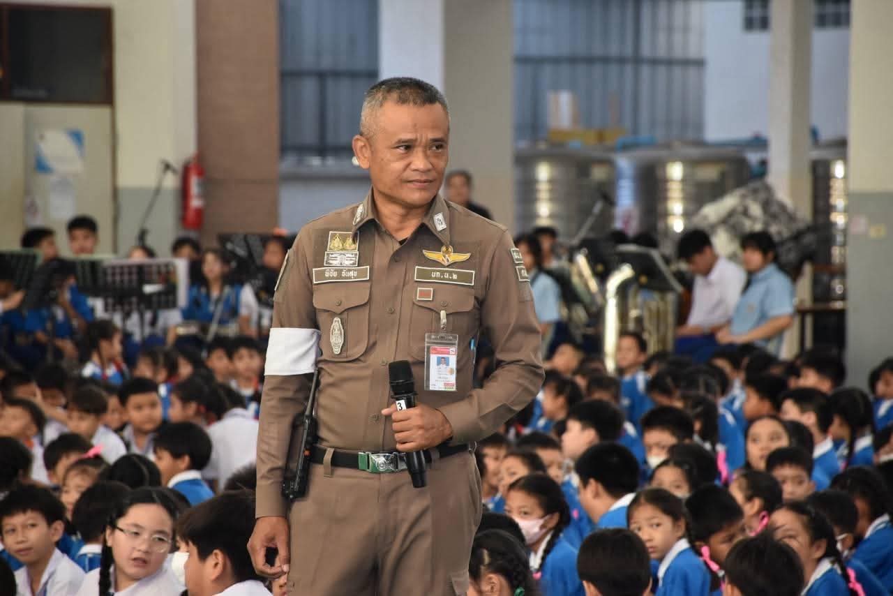 รรท.รอง ผู้กำกับจราจร สน.ดอนเมือง นำคณะบรรยาย หัวข้อโรงเรียนปลอดภัยรู้วินัยจราจร