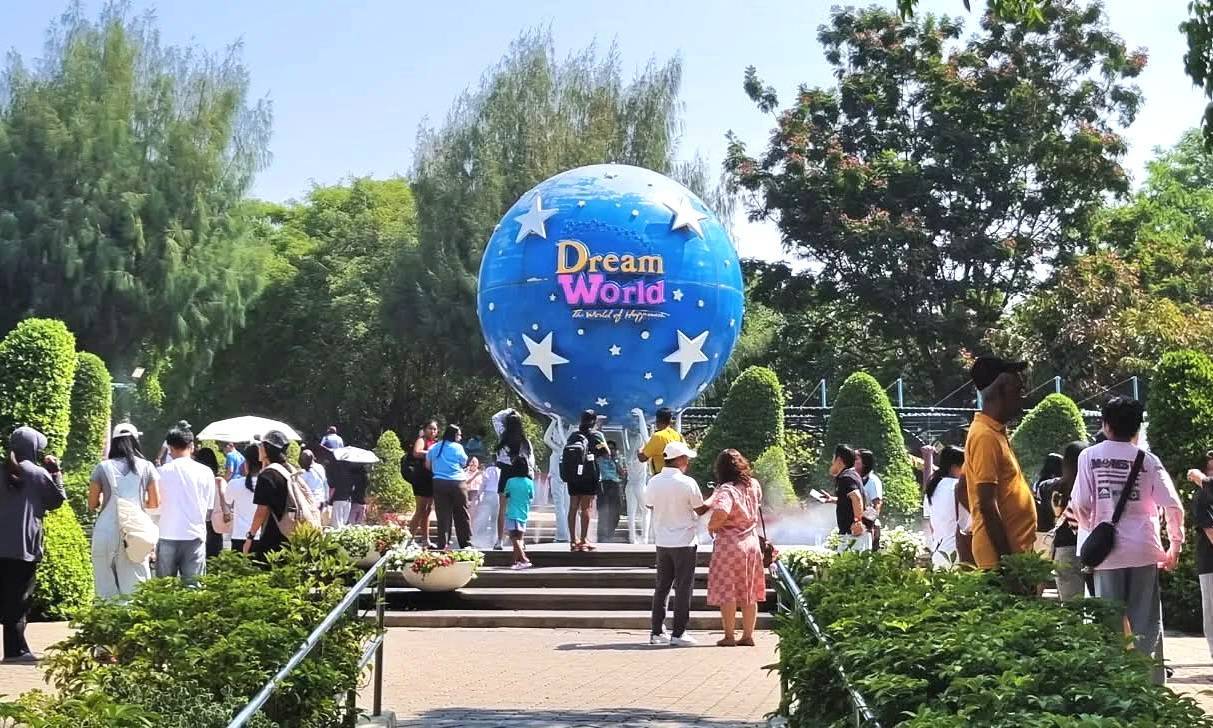 ปทุมธานี ดรีมเวิลด์ชวนยกบ้านเที่ยววันสงกรานต์ ผู้มีอายุ 50 ปีขึ้นไปผ่านประตูฟรี 11–15 เมษา