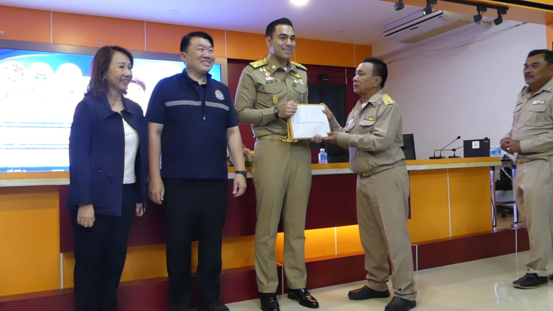 รมช.ลงพื้นเพื่อรับฟังปัญหาความเดือดร้อนของประชาชนโดยมีสจ. ตั้งกระทู้สดถามปัญหาผลกระทบกางว่างท่อประปา