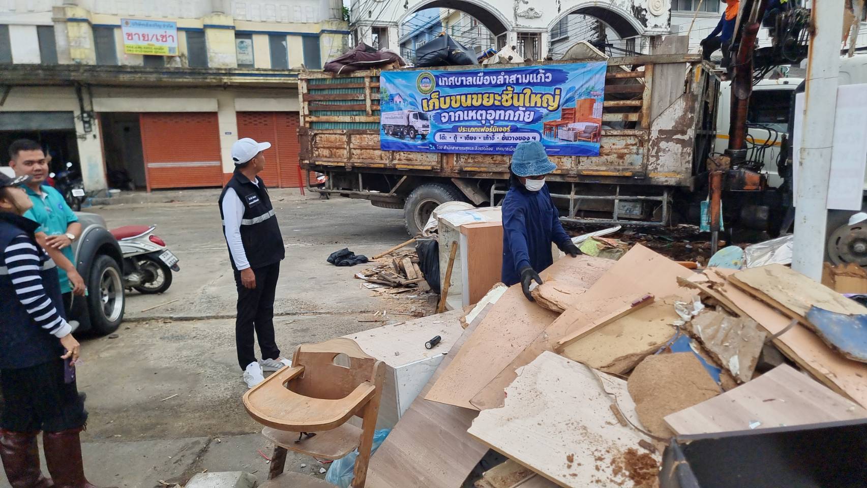 ปทุมธานี เทศบาลเมืองลำสามแก้ว ลุยเก็บขยะชิ้นใหญ่หลังอุทกภัย เร่งเยียวยาประชาชน