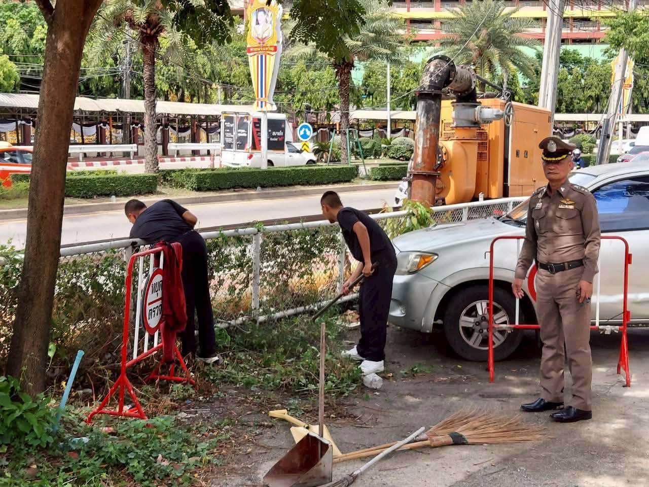 ตำรวจปากเกร็ดจิตอาสาพัฒนาต่อเนื่อง ร่วมกันปรับภูมิทัศน์ปากเกร็ดให้เป็นบ้านหลังใหม่ที่สดใสยิ่งกว่าเดิม เพื่อเฉลิมพระเกียรติพระบาทสมเด็จพระเจ้าอยู่หัว เนื่องในโอกาสวันเฉลิมพระชนมพรรษา
