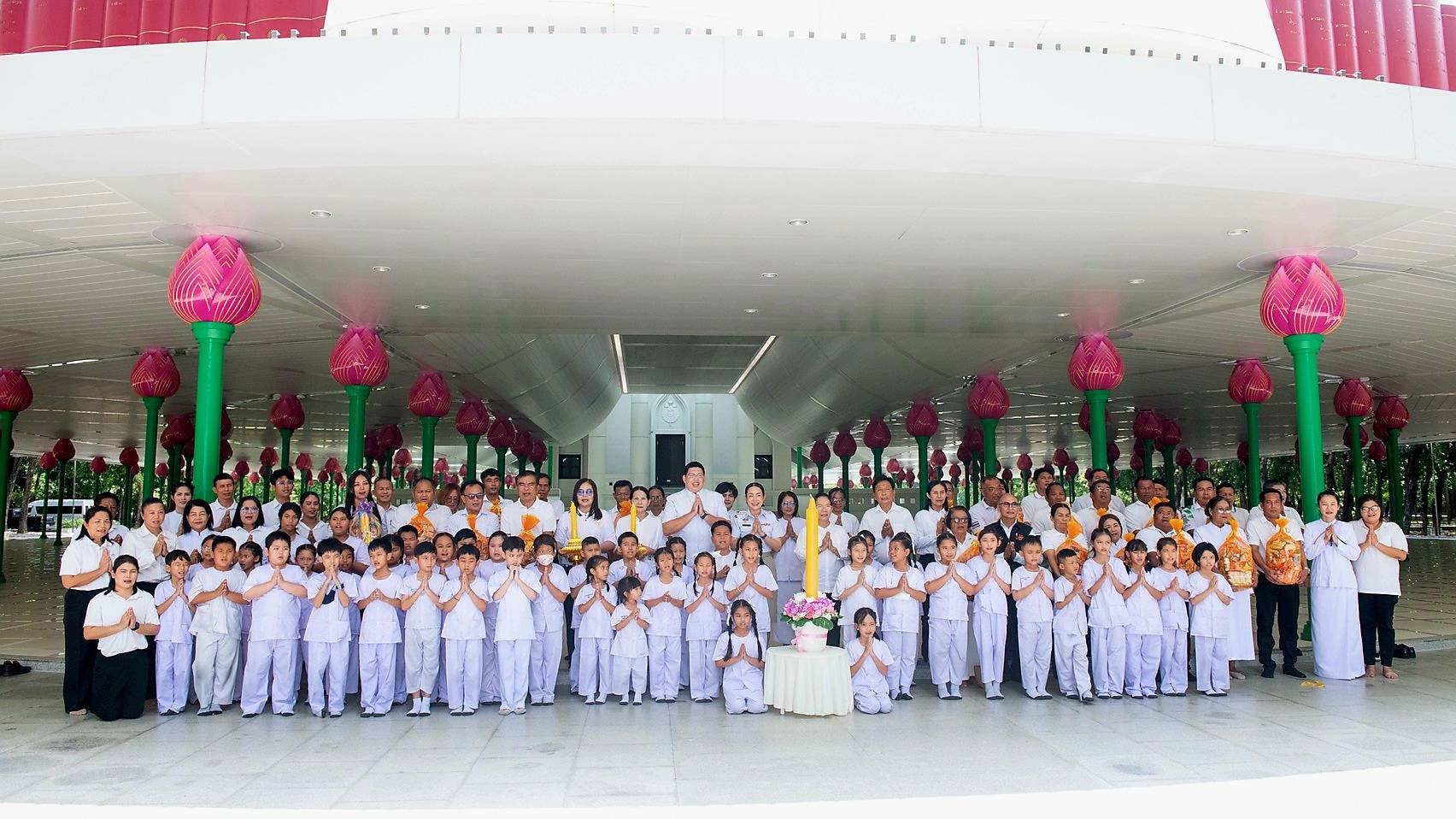 ปทุมธานี นายอำเภอคลองหลวงนำเยาวชนถวายเทียนพรรษา ปลูกฝังศีลธรรมสร้างภูมิคุ้มกันทางใจ