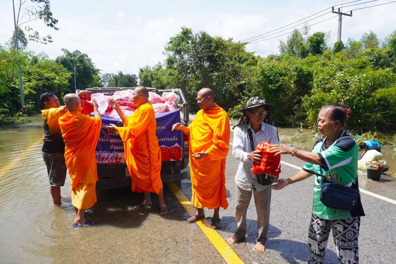 ปทุมธานี วัดพระธรรมกายส่งถุงยังชีพ 1,000 ชุด ช่วยผู้ประสบภัยน้ำท่วมปราจีนบุรี กระจาย 9 พื้นที่กบินทร์บุรี–ประจันตคาม