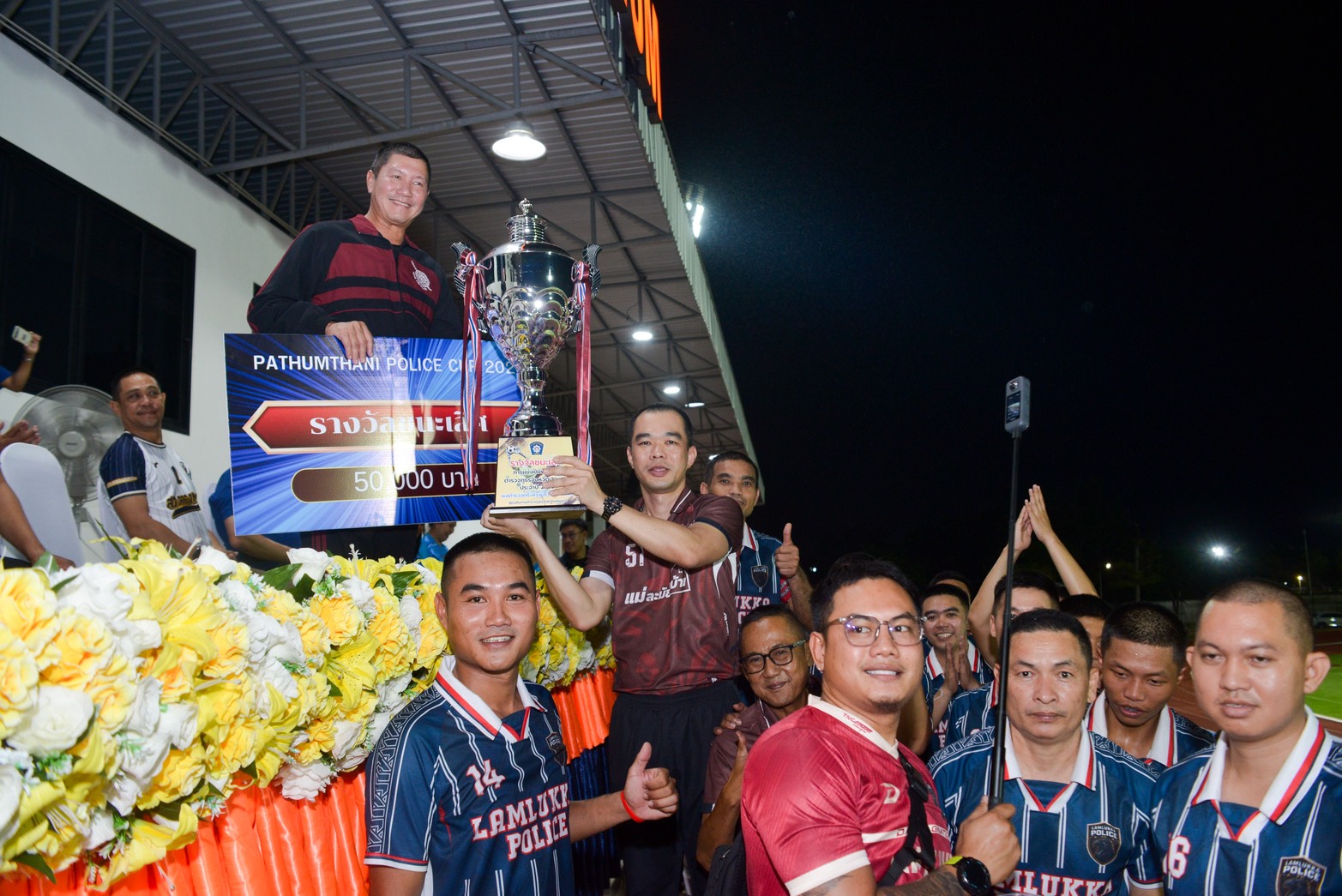 สภ.คูคต สุดต้าน สภ.ลำลูกกา คว้าชัย การแข่งขันฟุตบอล ตำรวจภูธรจังหวัดปทุมธานี ประจำปี 2569 ผบ.หมู่ ป.โหม่งไซด์โค้ง ตุงตาข่าย รับถ้วยรางวัลท่านผู้การ