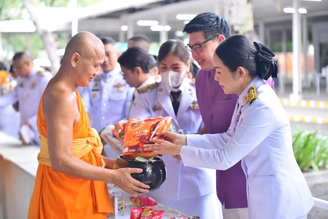 ปทุมธานี พสกนิกรคลองหลวงพร้อมใจทำบุญตักบาตรเนื่องในโอกาสวันเฉลิมพระชนมพรรษาสมเด็จพระนางเจ้าฯ พระบรมราชินี