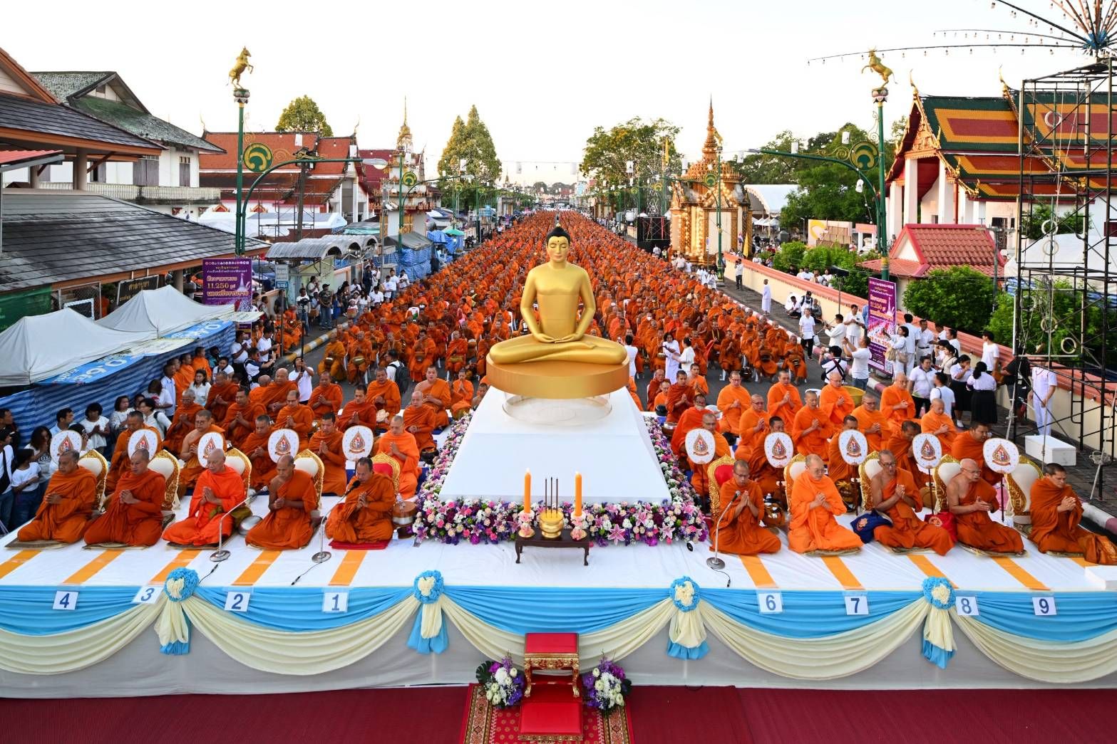 มหาศรัทธาเมืองคอน ตักบาตรพระ 11,250 รูป ฉลอง 1,250 ปี พระบรมธาตุเจดีย์