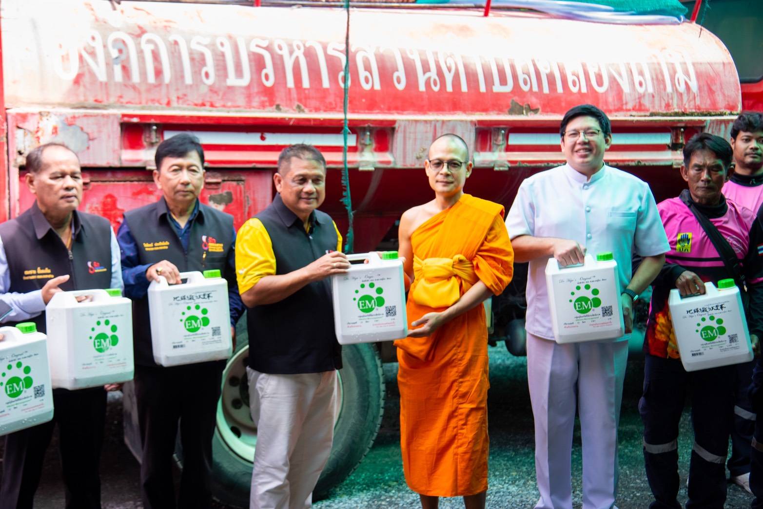 ปทุมธานี วัดพระธรรมกายมอบน้ำหมักจุลินทรีย์ 1,000 ลิตร ฟื้นฟูคลองสามหลังน้ำลด