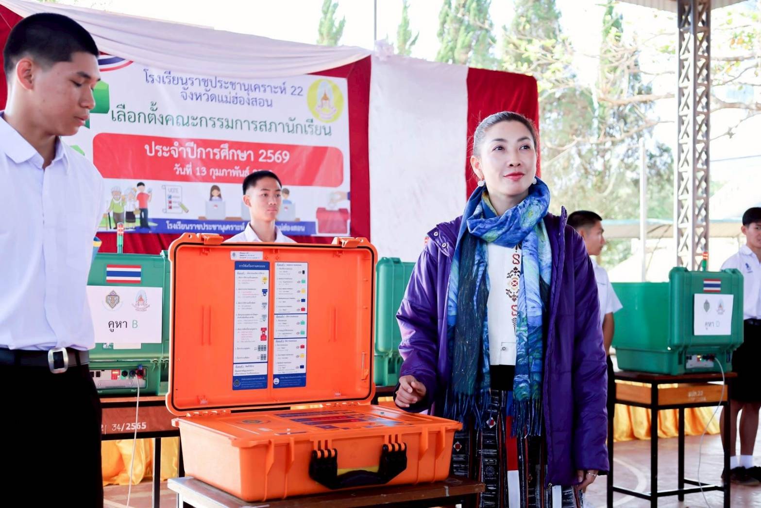 ดร.วาสนา จินดาสวัสดิ์ ผอ.โรงเรียนราชประชานุเคราะห์ 22 จังหวัดแม่ฮ่องสอน นำเลือกตั้งกรรมการสภานักเรียน ส่งเสริมการใช้สิทธิ์เลือกตั้งประชาธิปไตย