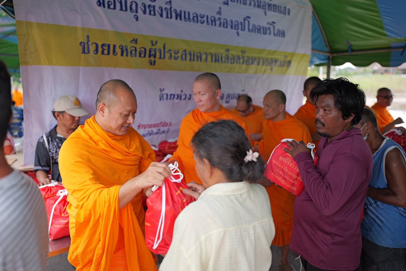 ปทุมธานี วัดพระธรรมกายส่งต่อความช่วยเหลือผู้ประสบภัยน้ำท่วม มอบถุงยังชีพชาวอุทัยธานี