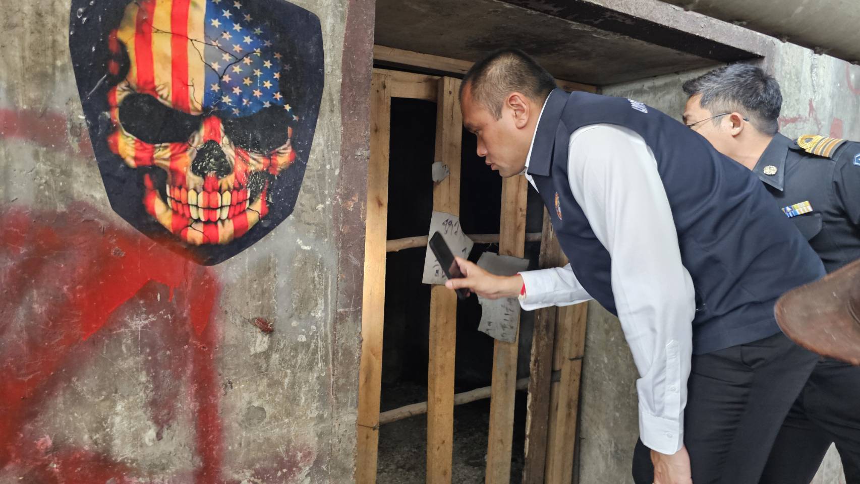 ปทุมธานี นายกโบว์ลิ่ง สนธิกำลังกวาดล้างรังพักพิงใต้สะพานแก้ว รวบ 4 คนเร่ร่อน คาดแก๊งแสบลักสายไฟ-อุปกรณ์หลวง พบยาบ้า-อุปกรณ์เสพเกลื่อน