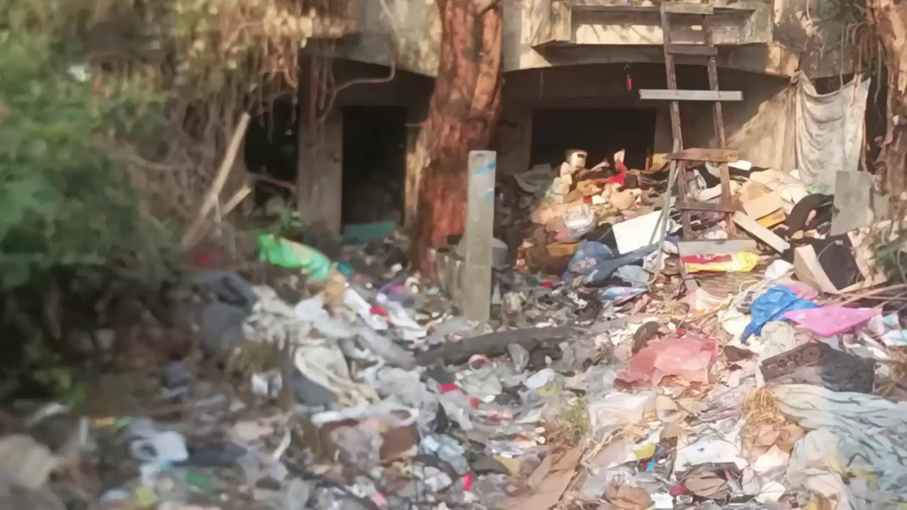 ปทุมธานีชาวบ้านวอนหน่วยงานที่เกี่ยวข้องช่วยเหลือสุ่มเสียงเหตุเกิดไฟไหม้จากคนเร่ร่อน มั่วสุมเสพยา