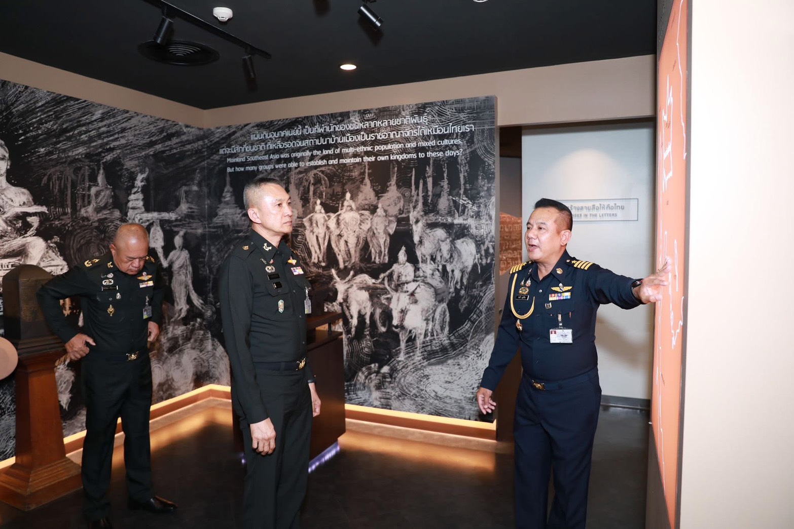 ปทุมธานี รองเสนาธิการทหาร เยี่ยมชมงานพระราชดำริ นทพ. พร้อมวางพวงมาลาสดุดีวีรชนพิทักษ์ราชอาณาจักร