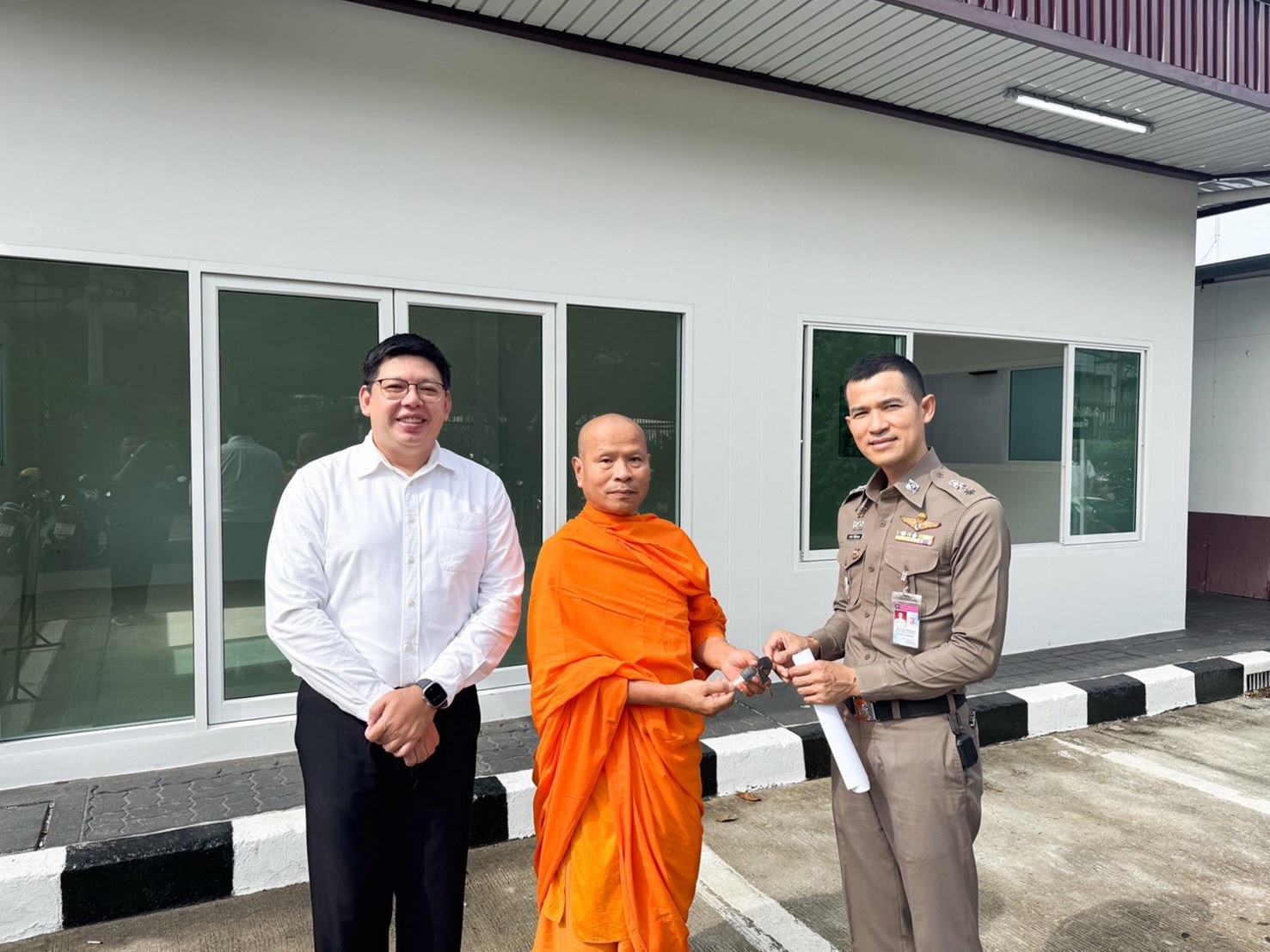 รอง ผบก.ภ.จว.ปทุมธานี ในฐานะ รรท.ผกก.สภ.คลองหลวง รับมอบอาคารรับรองประชาชน จากวัดพระธรรมกาย ในโอกาสครบรอบ 122 ปี อ.คลองหลวง