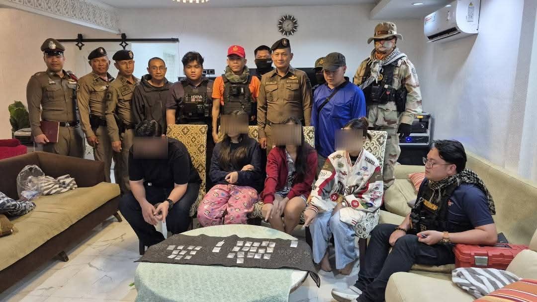 พ.ต.อ.เอกชัย ศรีเมือง ผกก.สภ.ศรีประจันต์ นำชุดสืบ สนธิกำลังปกครอง บุกปิดล้อม จับกลุ่มวัยรุ่นเปิดพูลวิลล่าหรูปาร์ตี้มั่วยาเค