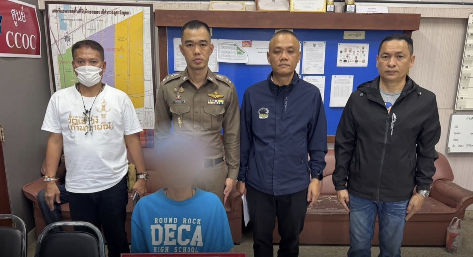 พ.ต.อ.ถิรเดช จันทร์ลาด ผกก.ลำลูกกา พร้อมชุด สืบสวน แถลงข่าว รวบ 2 เยาวชนก่อเหตุใช้อาวุธปืนยิงใส่คู่อริปางตาย