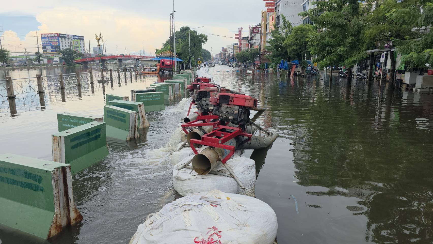 ปทุมธานี คลองรังสิตน้ำพุ่งขยับแตะ 2.10 เมตร ยันไร้ดับไฟชุมชนสะพานแดง สับสวิตช์ชั่วคราวเฉพาะจุดสถานีสูบน้ำเพื่อติดปั๊มยักษ์ 40 นิ้ว