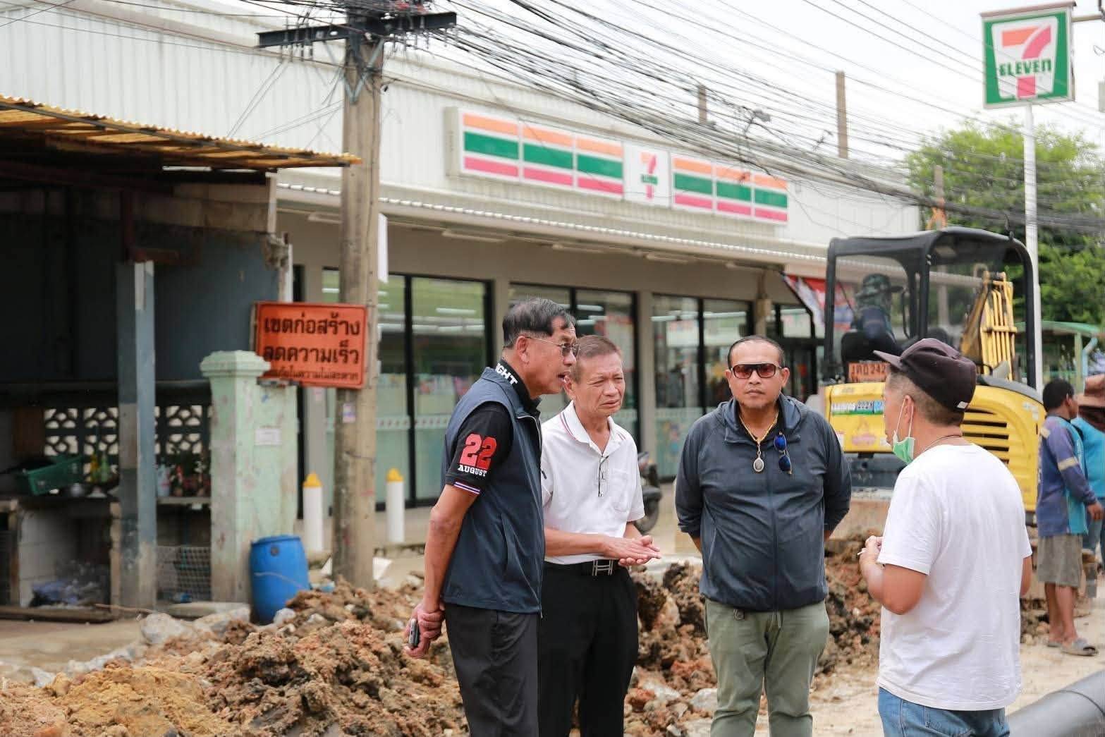 ปทุมธานี นายกแจ๊ส ลงพื้นที่ถนนบุญคุ้ม เร่งผู้รับเหมาสปีดงาน ลั่น 1 เดือน ต้องเสร็จ