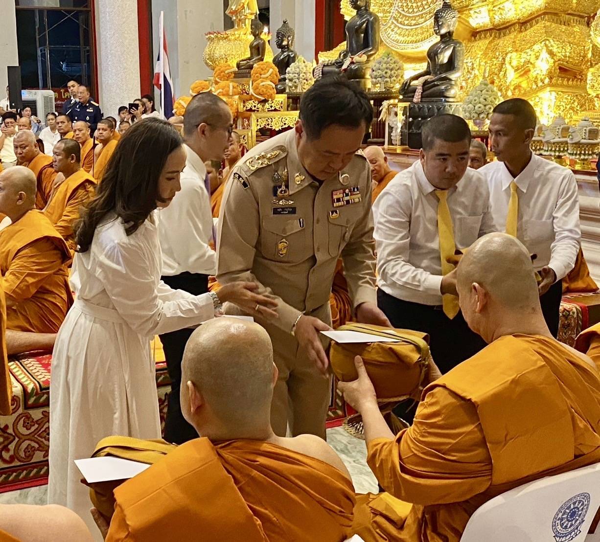 ปทุมธานี นายกหนูอนุทินควงภรรยาร่วมนายกแจ็สบวชพระ20รูป ยกช่อฟ้าวัดเทพสรธรรมาราม ประชาชนหลายพันคนรอเข้าร่วมพิธี