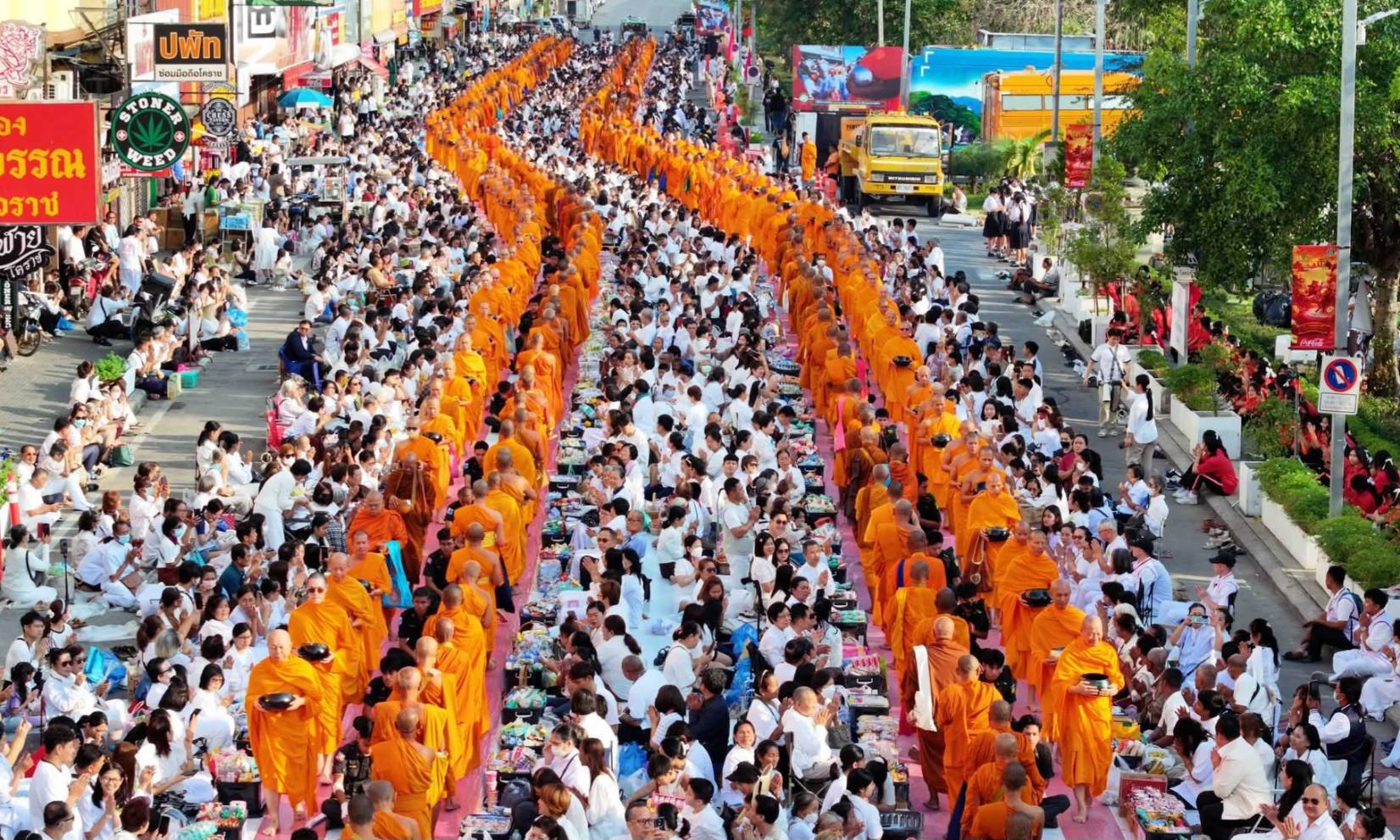 ปทุมธานี สร้างประวัติศาสตร์บุญใหญ่ วัดพระธรรมกายเดินหน้าโครงการตักบาตรพระ 3 ล้านรูป 77 จังหวัดทั่วไทย