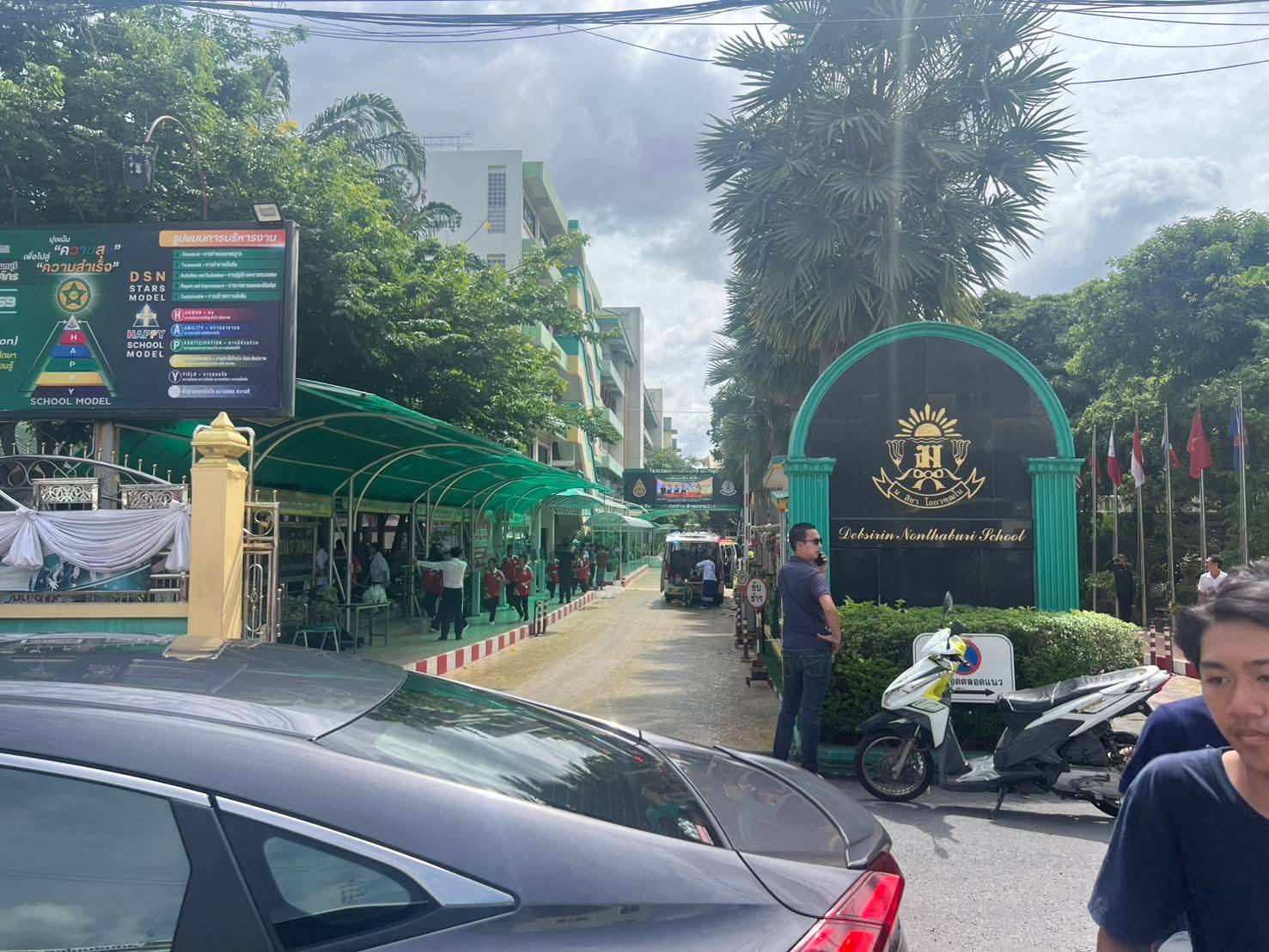 ด่วน เกิดเหตุกราดยิงในโรงเรียนเทพศิรินทร์นนทบุรี บาดเจ็บ ตาย หลายราย ด้านผู้ก่อเหตุคว้าทูตมรณะดับชีวิตตัวเอง